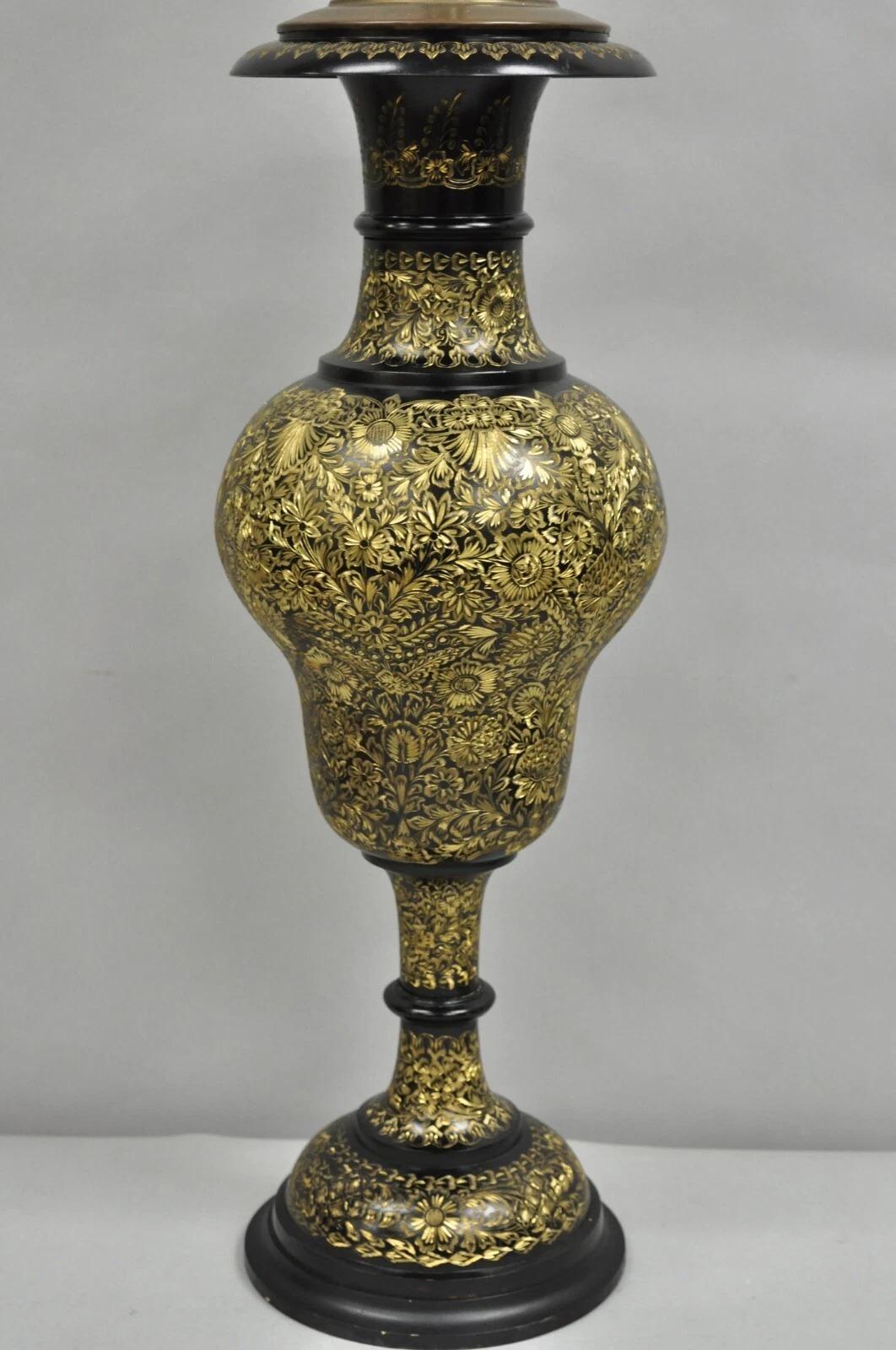 Lampada da tavolo alta d'epoca siriana anglo-indiana con ornamento floreale in ottone inciso in vendita 1