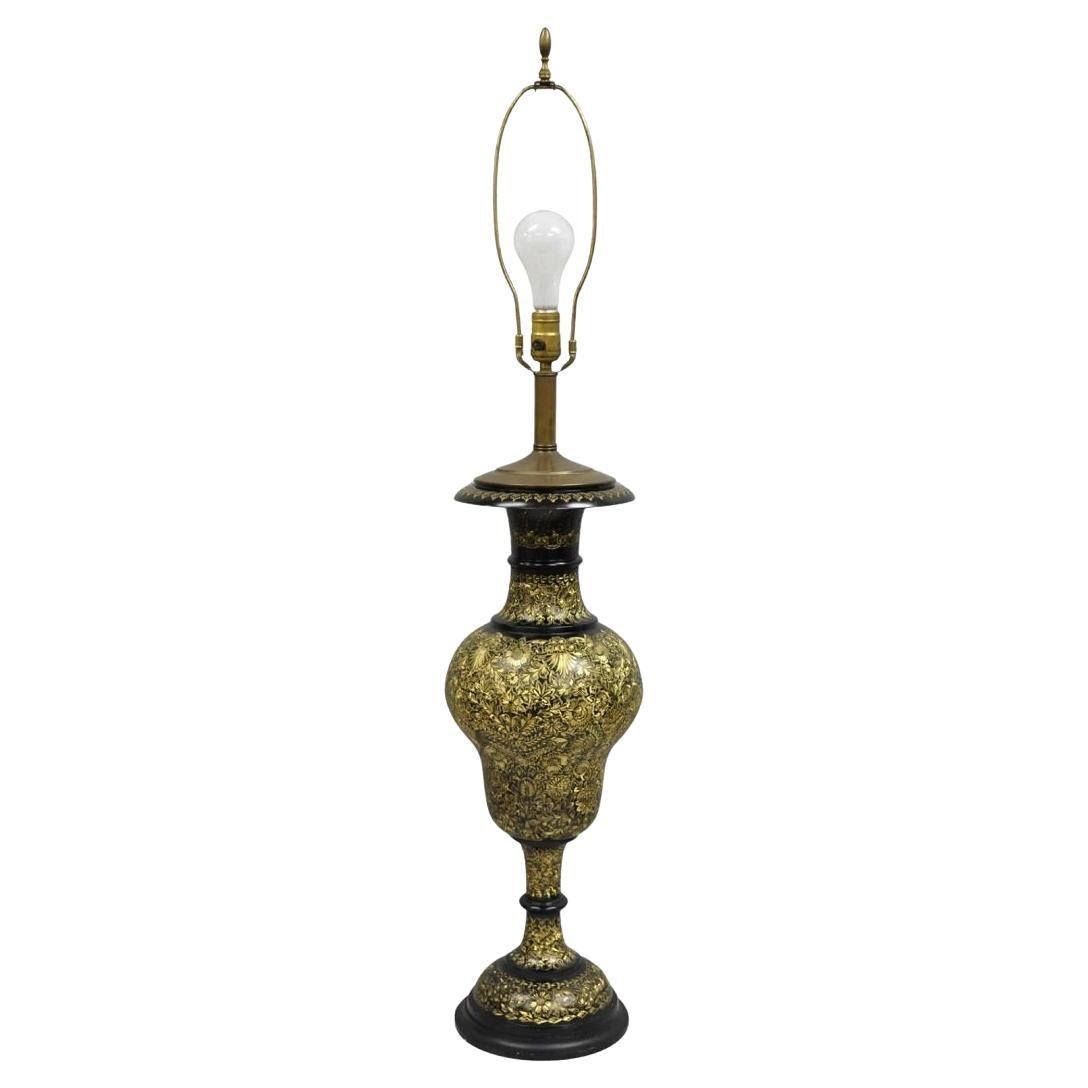 Lampada da tavolo alta d'epoca siriana anglo-indiana con ornamento floreale in ottone inciso in vendita