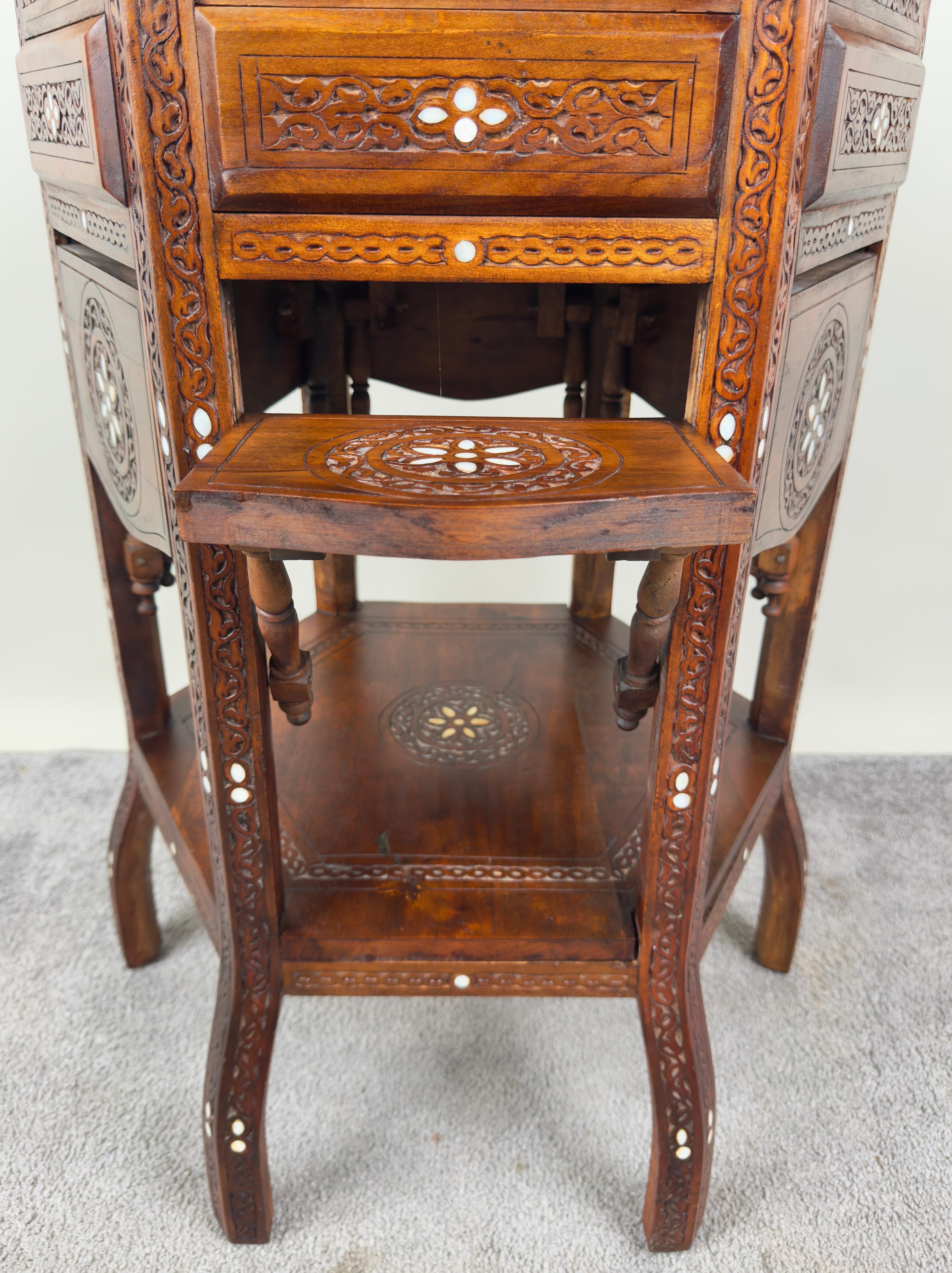 Table d'appoint vintage syrienne en noyer hexagonal et incrustation d'os sculptée à la main au centre en vente 4