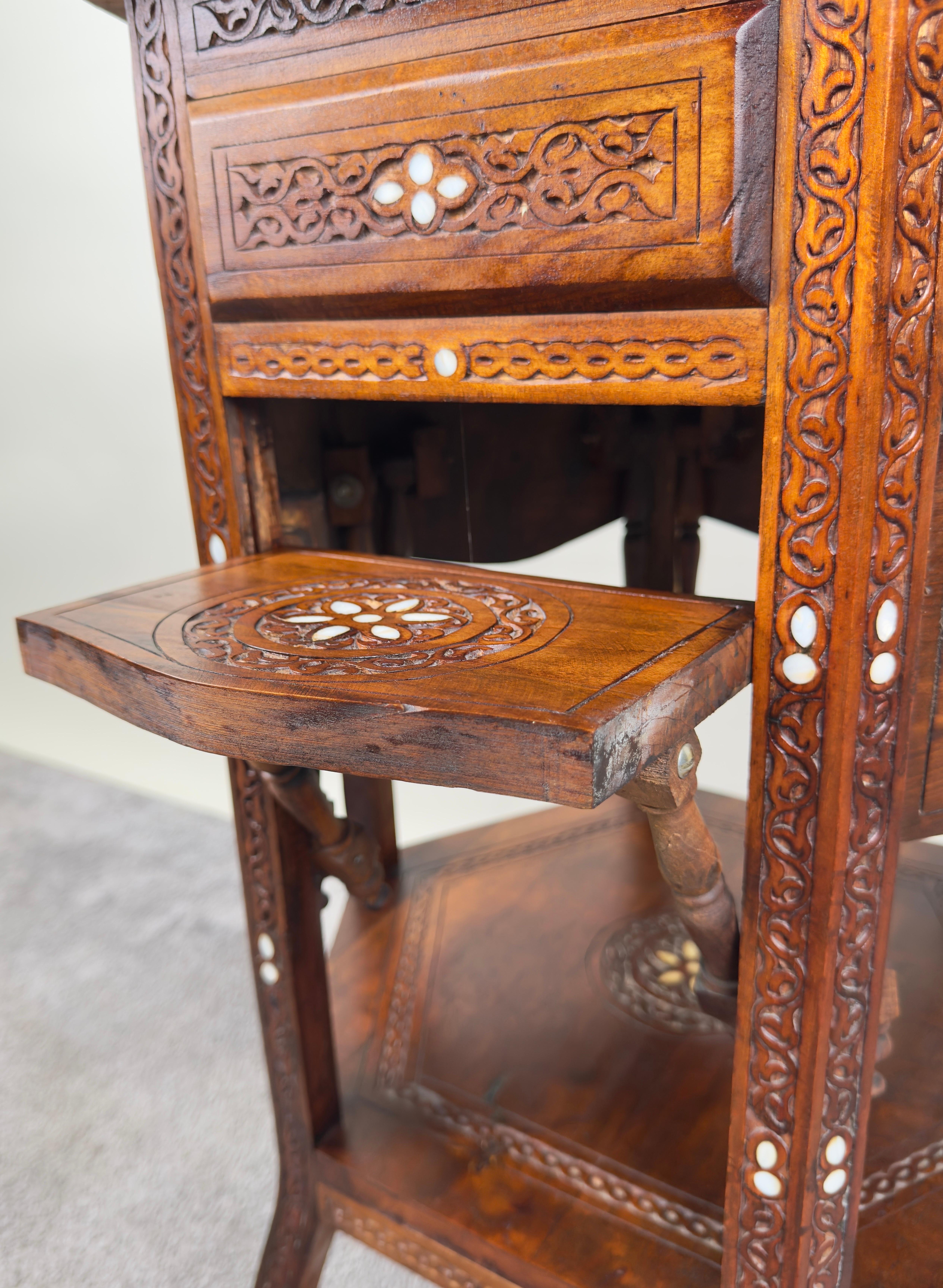 Table d'appoint vintage syrienne en noyer hexagonal et incrustation d'os sculptée à la main au centre en vente 5