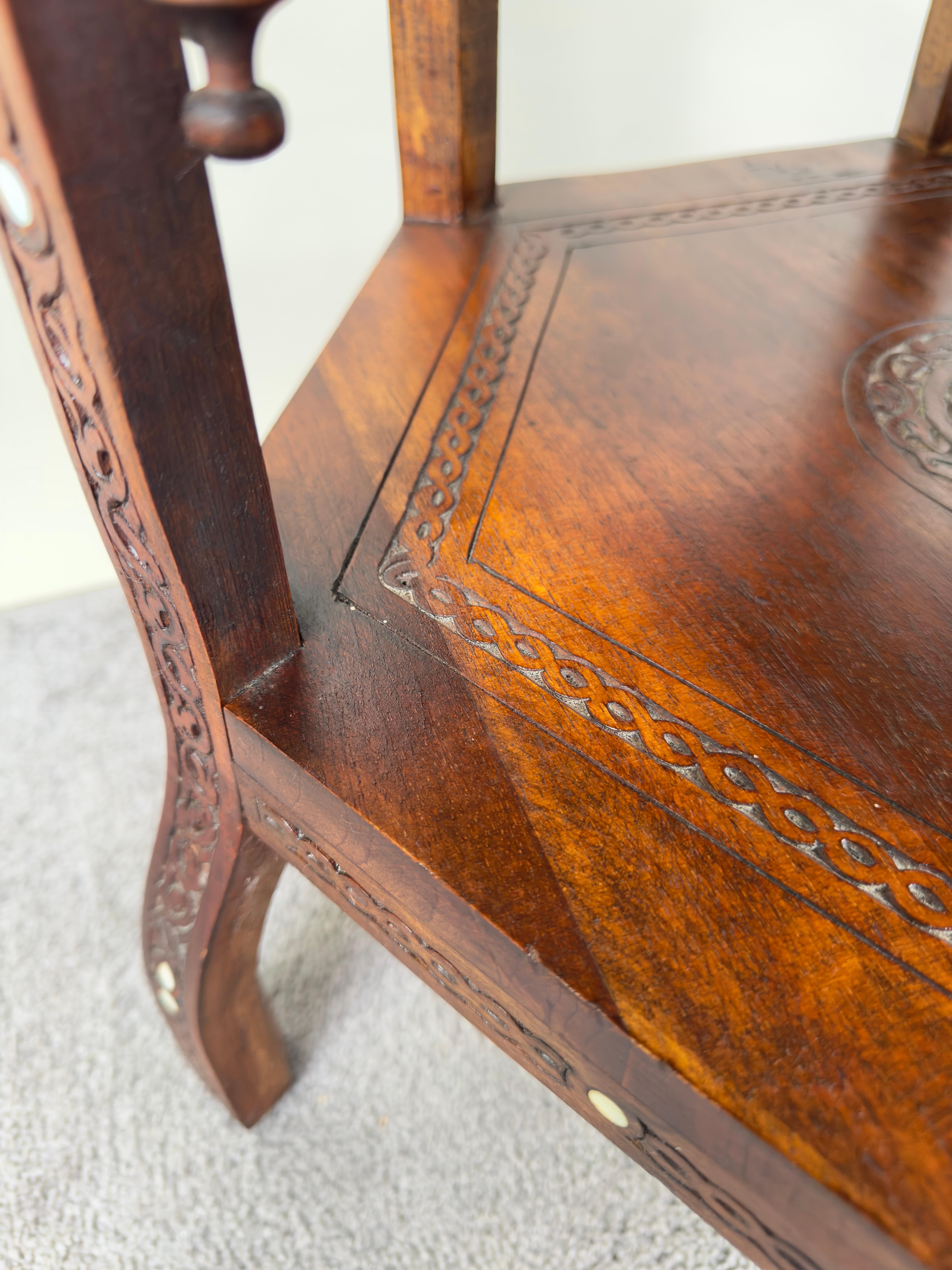 Table d'appoint vintage syrienne en noyer hexagonal et incrustation d'os sculptée à la main au centre en vente 8