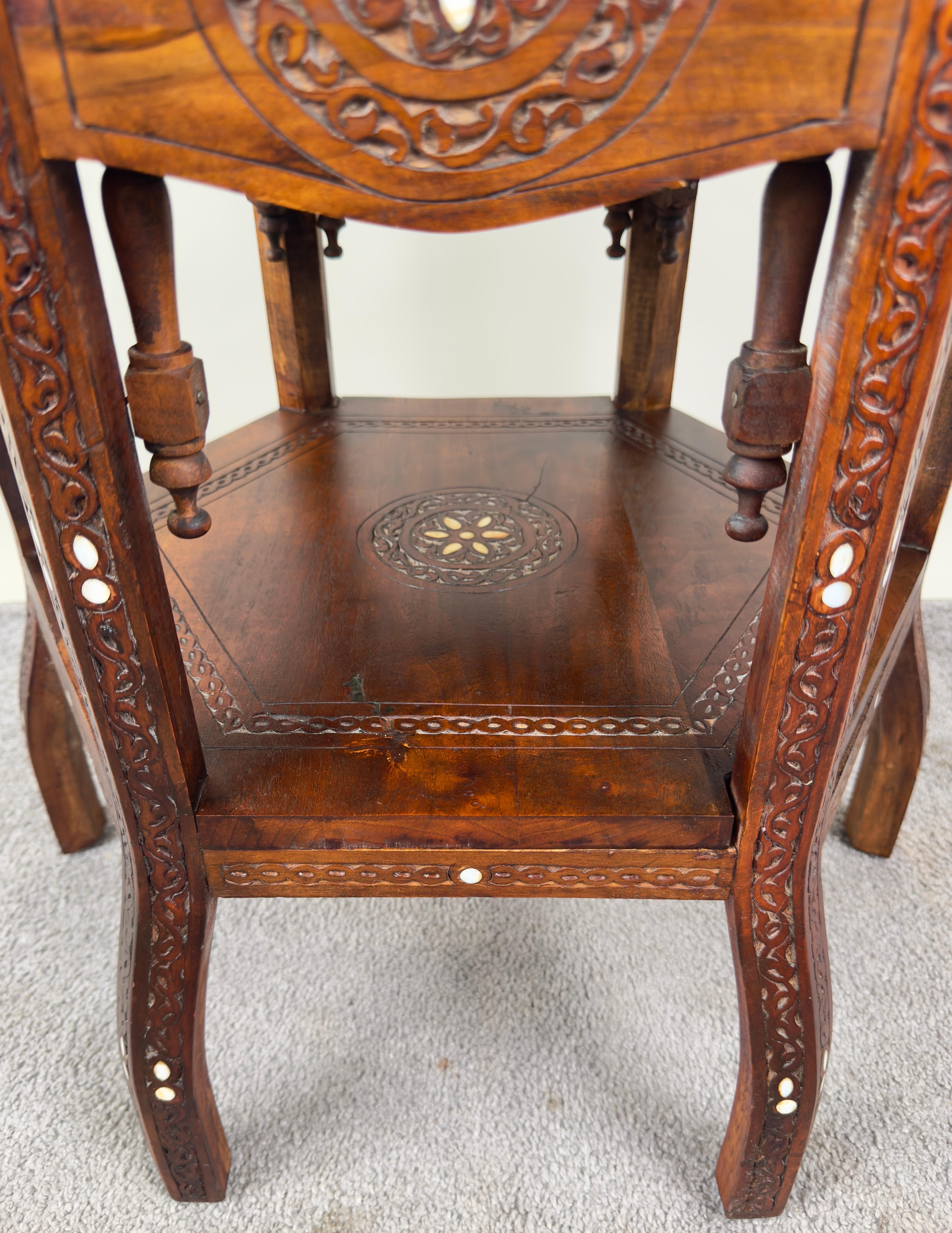 Table d'appoint vintage syrienne en noyer hexagonal et incrustation d'os sculptée à la main au centre en vente 9
