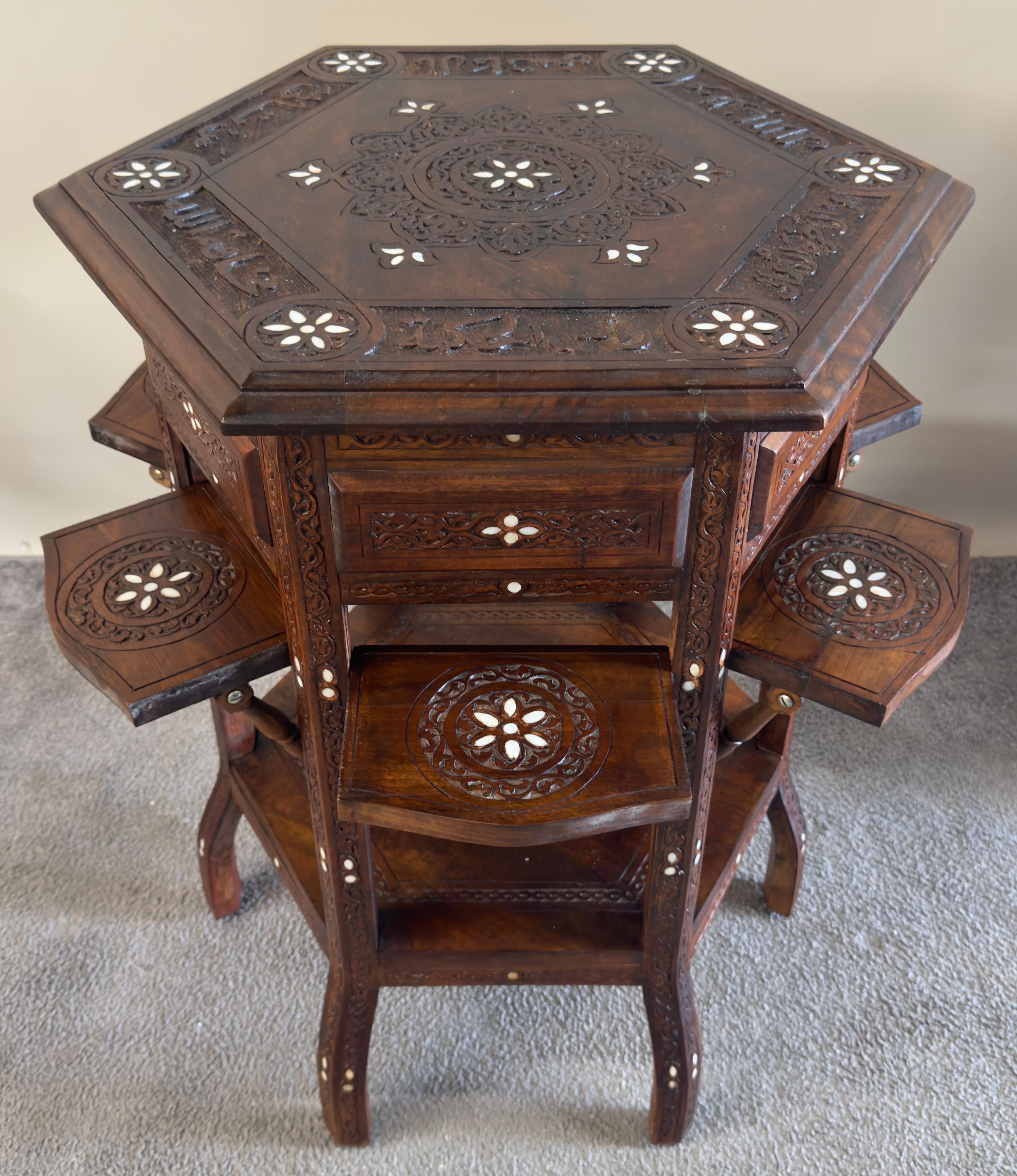 Table d'appoint vintage syrienne en noyer hexagonal et incrustation d'os sculptée à la main au centre en vente 10