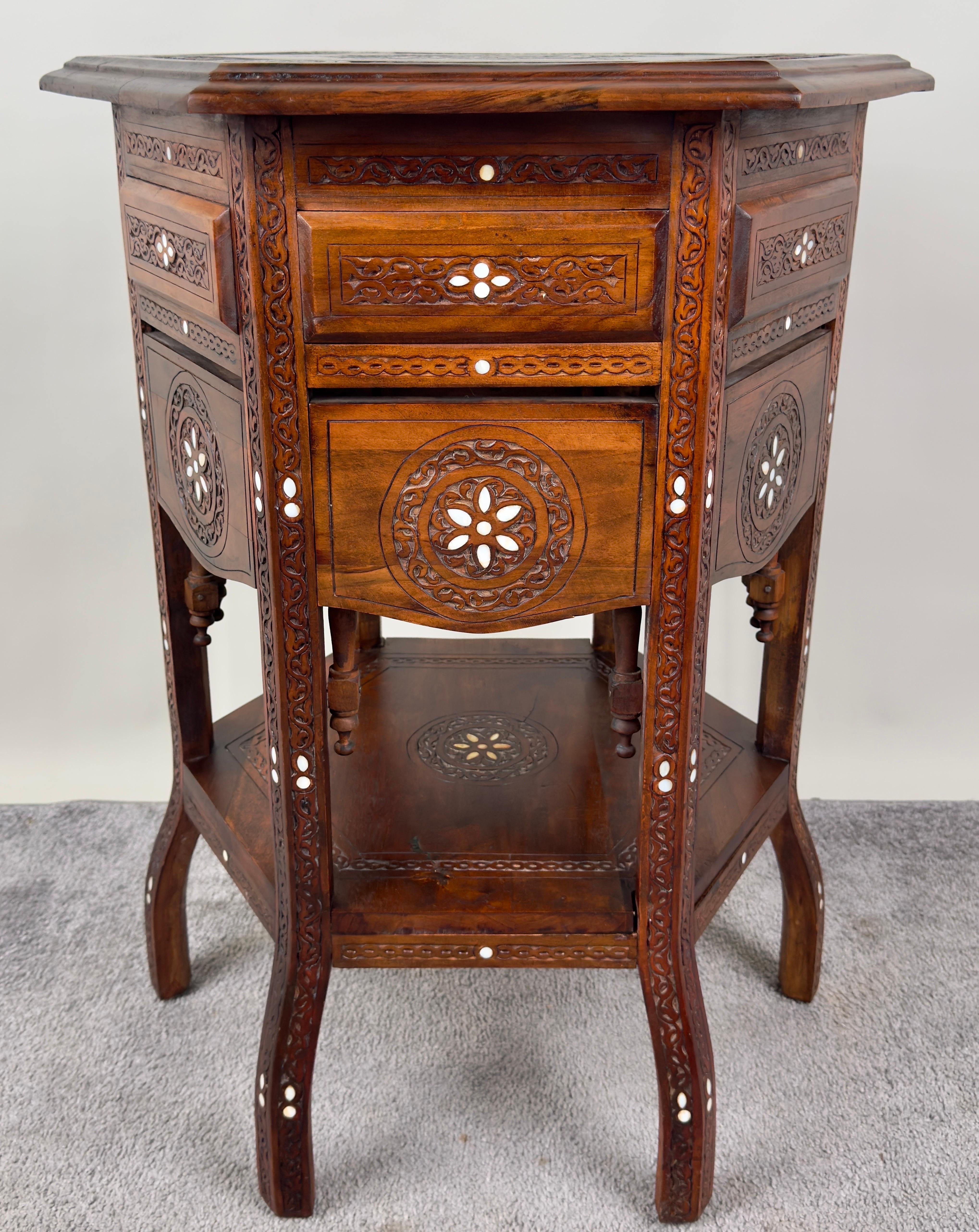 Islamique Table d'appoint vintage syrienne en noyer hexagonal et incrustation d'os sculptée à la main au centre en vente