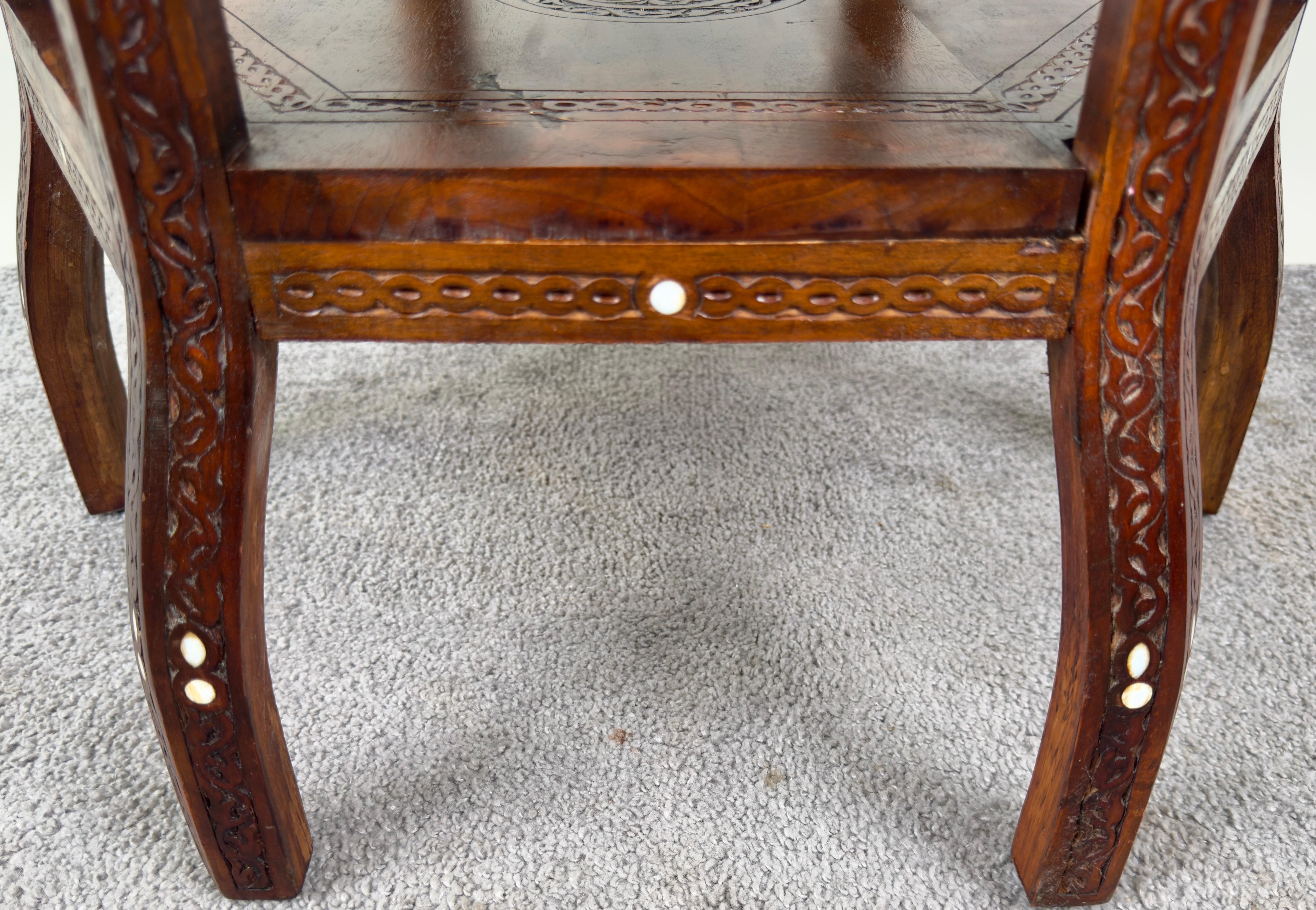 Os Table d'appoint vintage syrienne en noyer hexagonal et incrustation d'os sculptée à la main au centre en vente