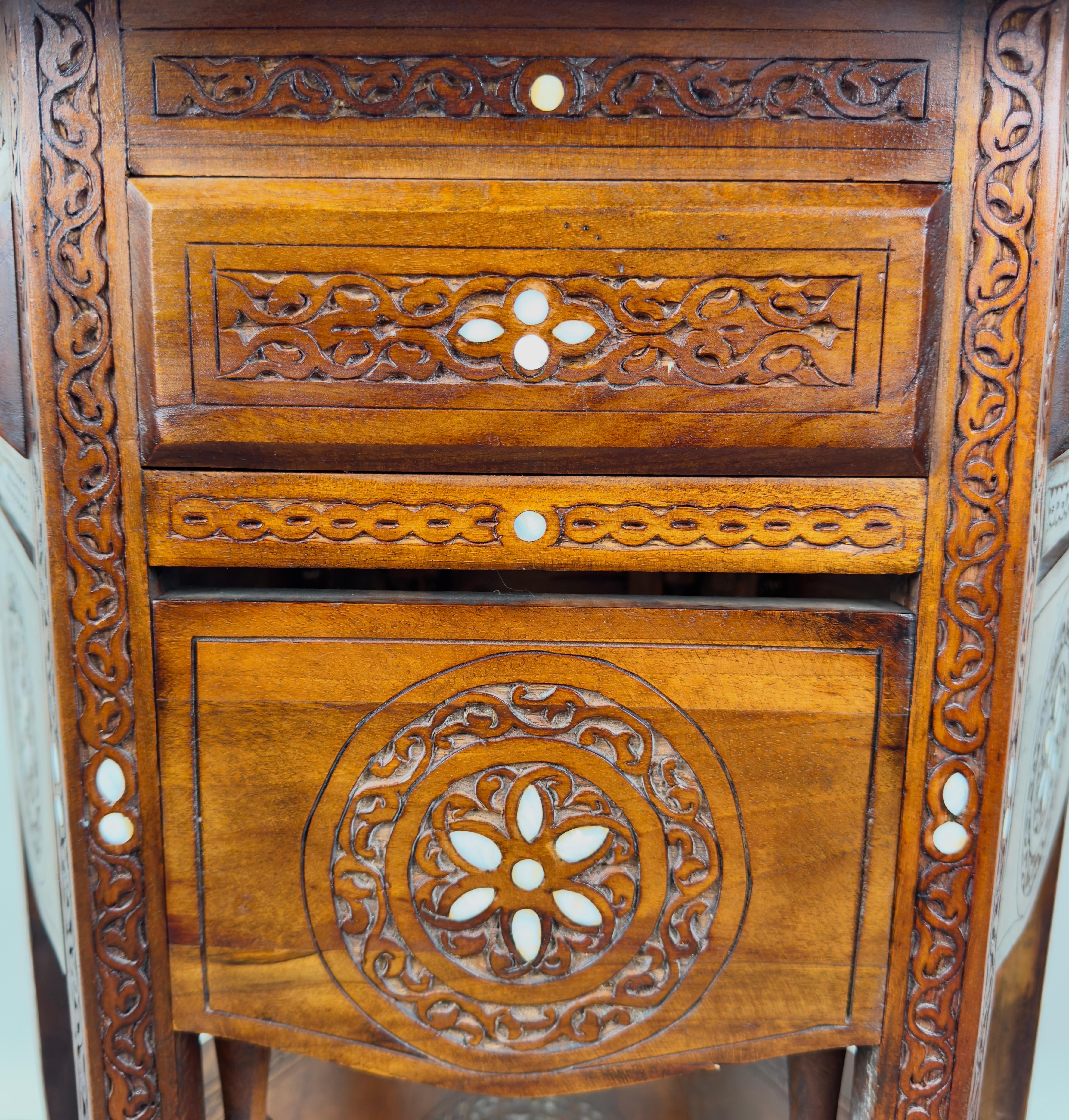 Table d'appoint vintage syrienne en noyer hexagonal et incrustation d'os sculptée à la main au centre en vente 2