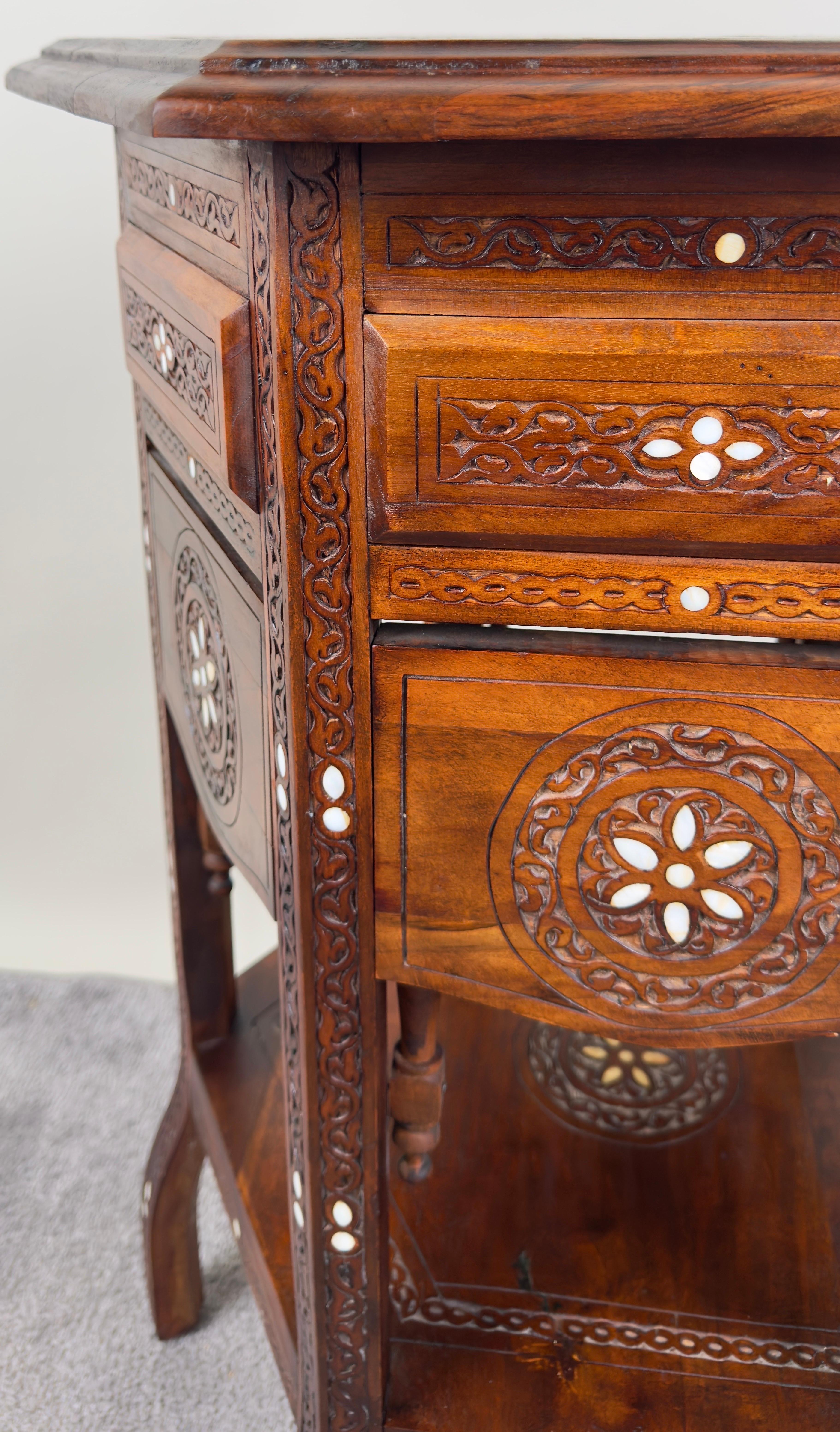 Table d'appoint vintage syrienne en noyer hexagonal et incrustation d'os sculptée à la main au centre en vente 3