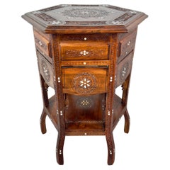 Table d'appoint vintage syrienne en noyer hexagonal et incrustation d'os sculptée à la main au centre