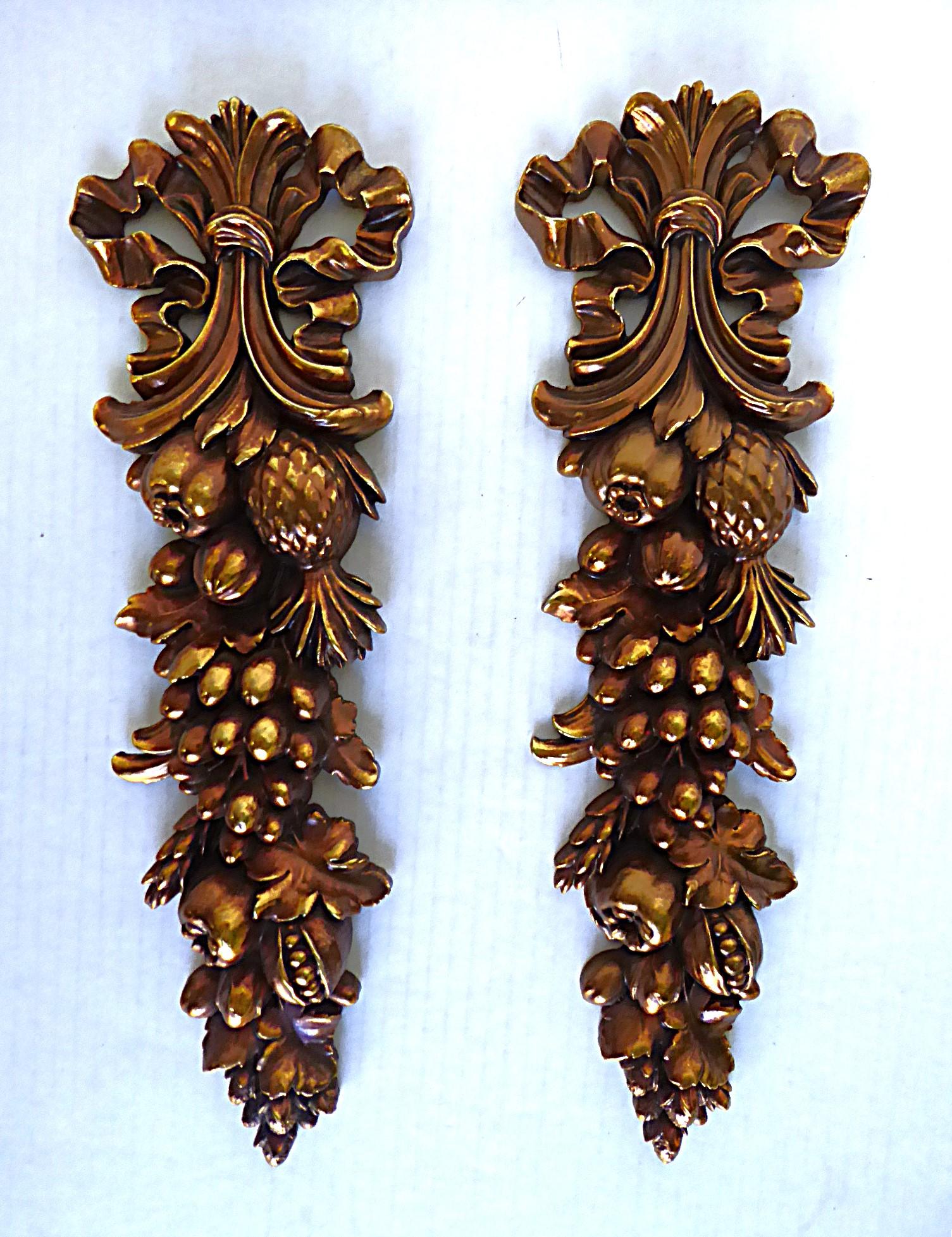   Vintage Pair of Mid Century Modern Syroco Holz Hollywood Regency Rot Gold vergoldet Della Robia Stil Swag Wanddekoration. Folienetikett auf der Rückseite Syracuse Ornamental Co. Inc. - Syroco Wood - Syracuse, NY - Hergestellt in den USA-