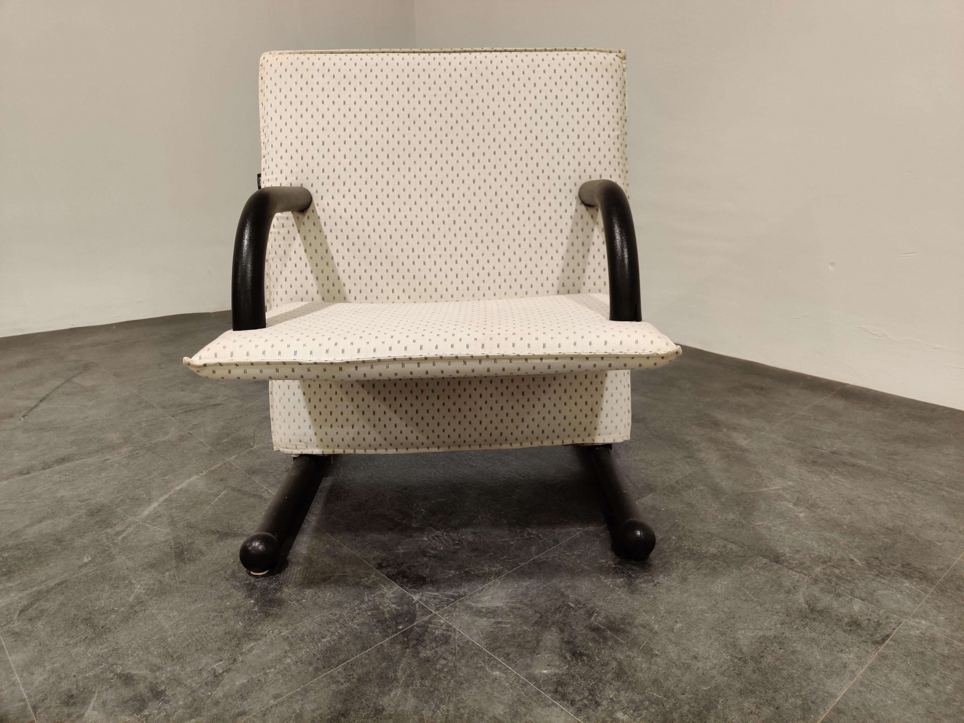 Vintage black and white fabric armchair model 'T-line' designed by Burkhard Vogtherr for Arflex.

Good original condition.

Lovely timeless design,

1980s, Italy

Dimensions:
Height 100cm/39.37