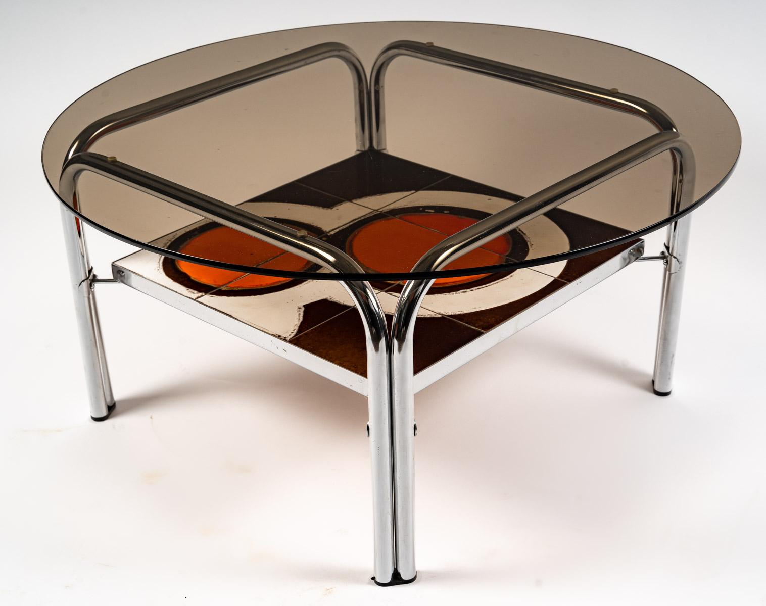 Vintage table, 1970, SPACE AGE DESIGN (influence of atomic science and the space age).
H: 38 cm, W: 79 cm, D: 79 cm
Ref 3148