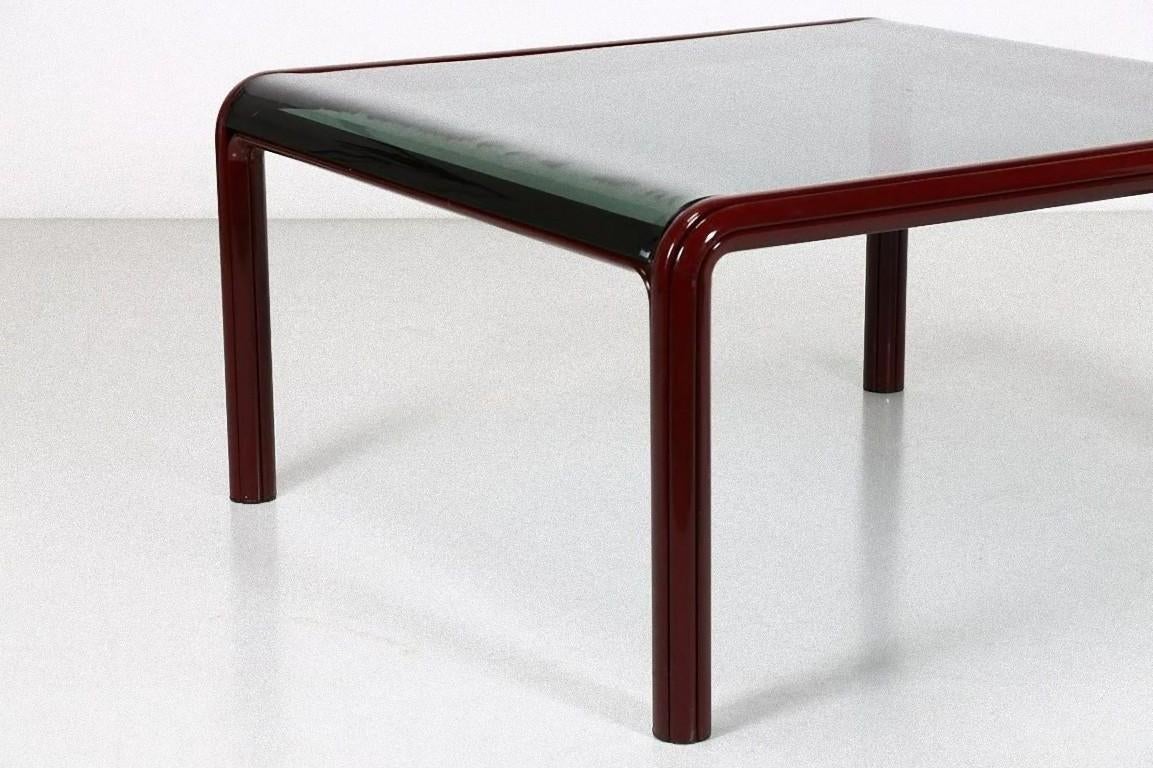Gae Aulenti table is an elegant piece of design furniture designed by the famous designer Gae Aulenti for Knoll International during the 1970s.

Rectangular table with curved glass top. 
Nice quality and superb design. 
Manufacturing brand label