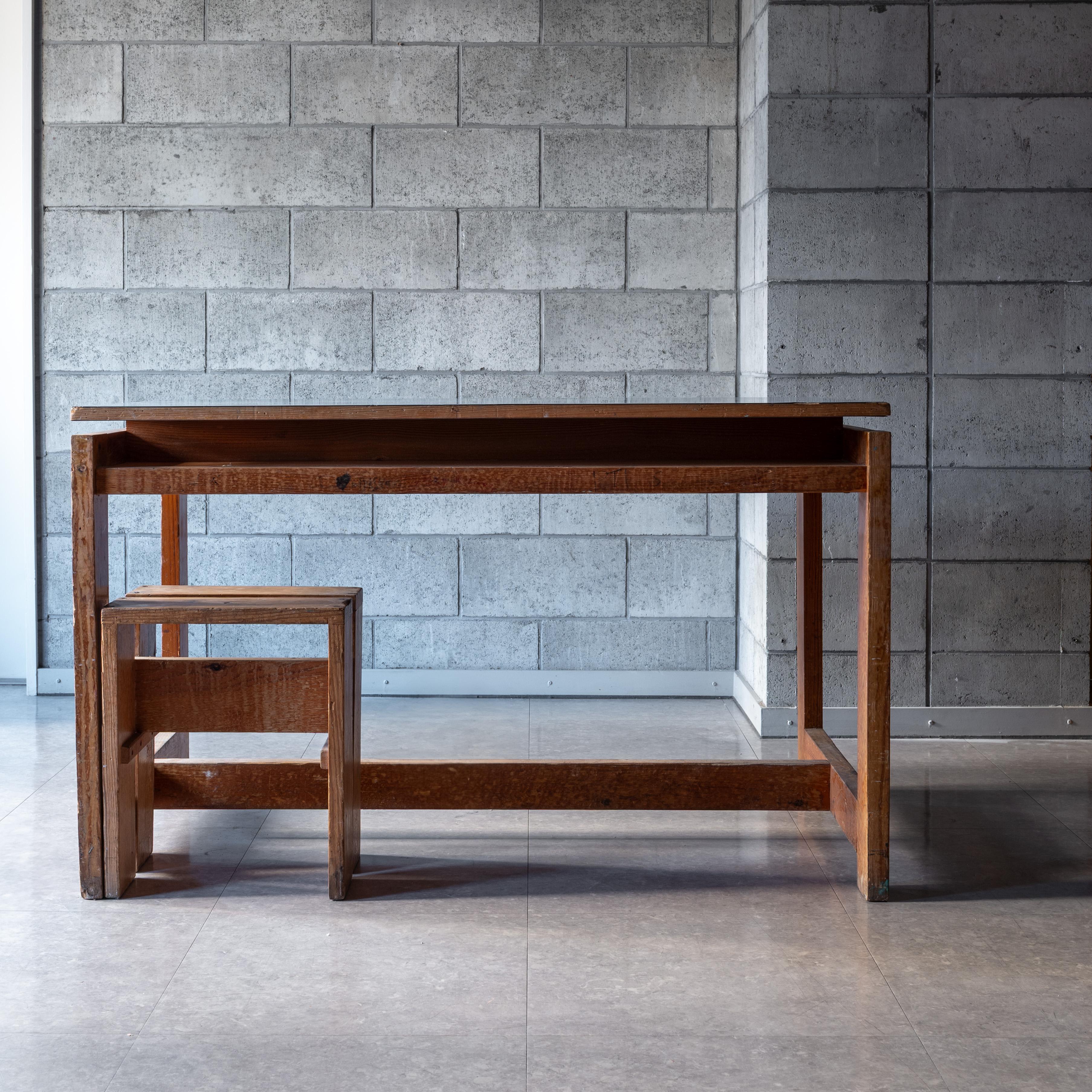 Se trata de una pieza única de una serie de muebles creada específicamente para uno de los acontecimientos históricos más notables: los Juegos Olímpicos de Invierno de 1968. 
Esta mesa procede de las habitaciones de los atletas en la villa olímpica