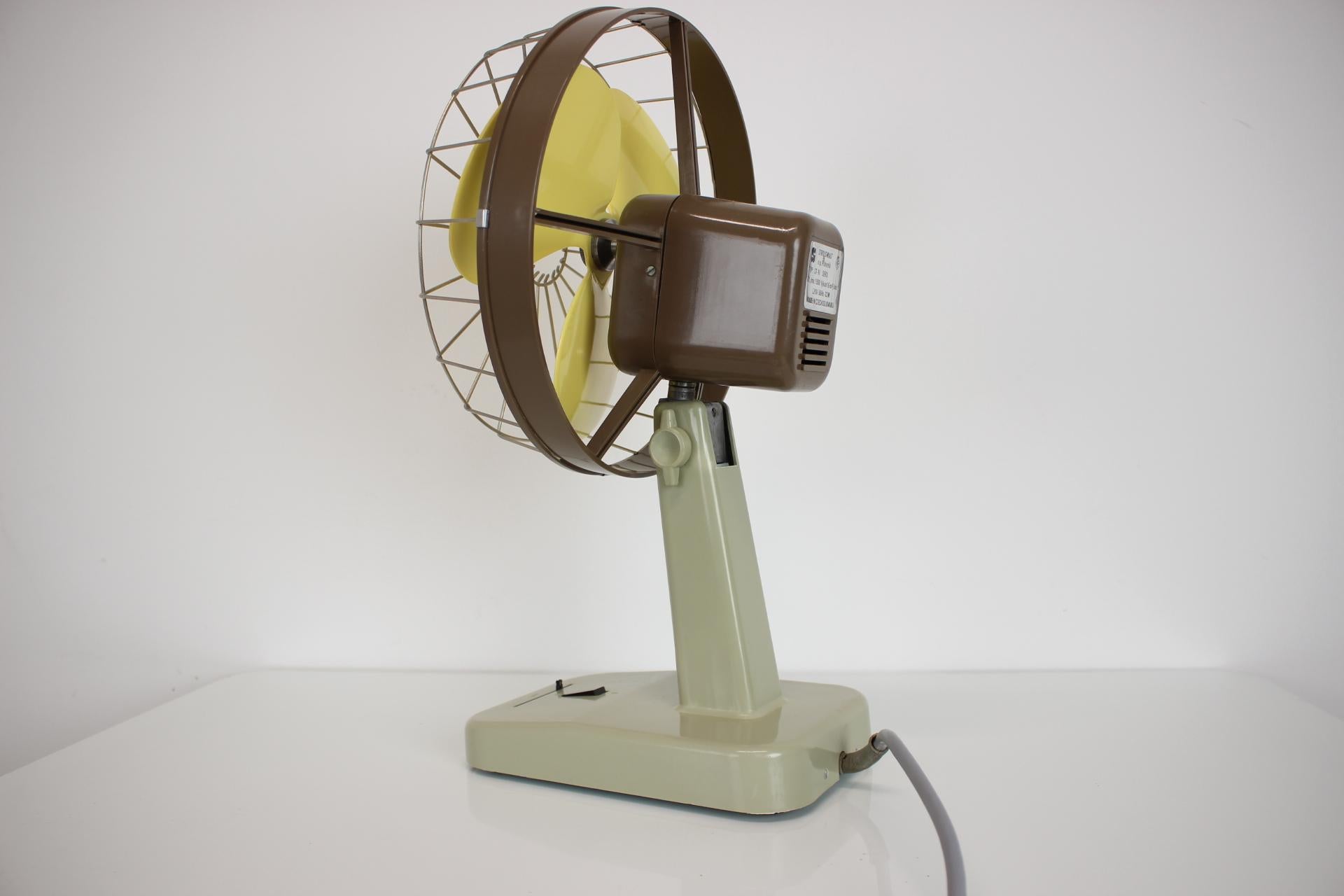 Tischventilator, hergestellt in den 1950er Jahren von STROJSMALT, Tschechoslowakei.
Hergestellt aus Kunststoff und Metall.
Aufpoliert, voll funktionsfähig, im Originalzustand mit wenigen Gebrauchsspuren.
Bereit zum Einstecken.