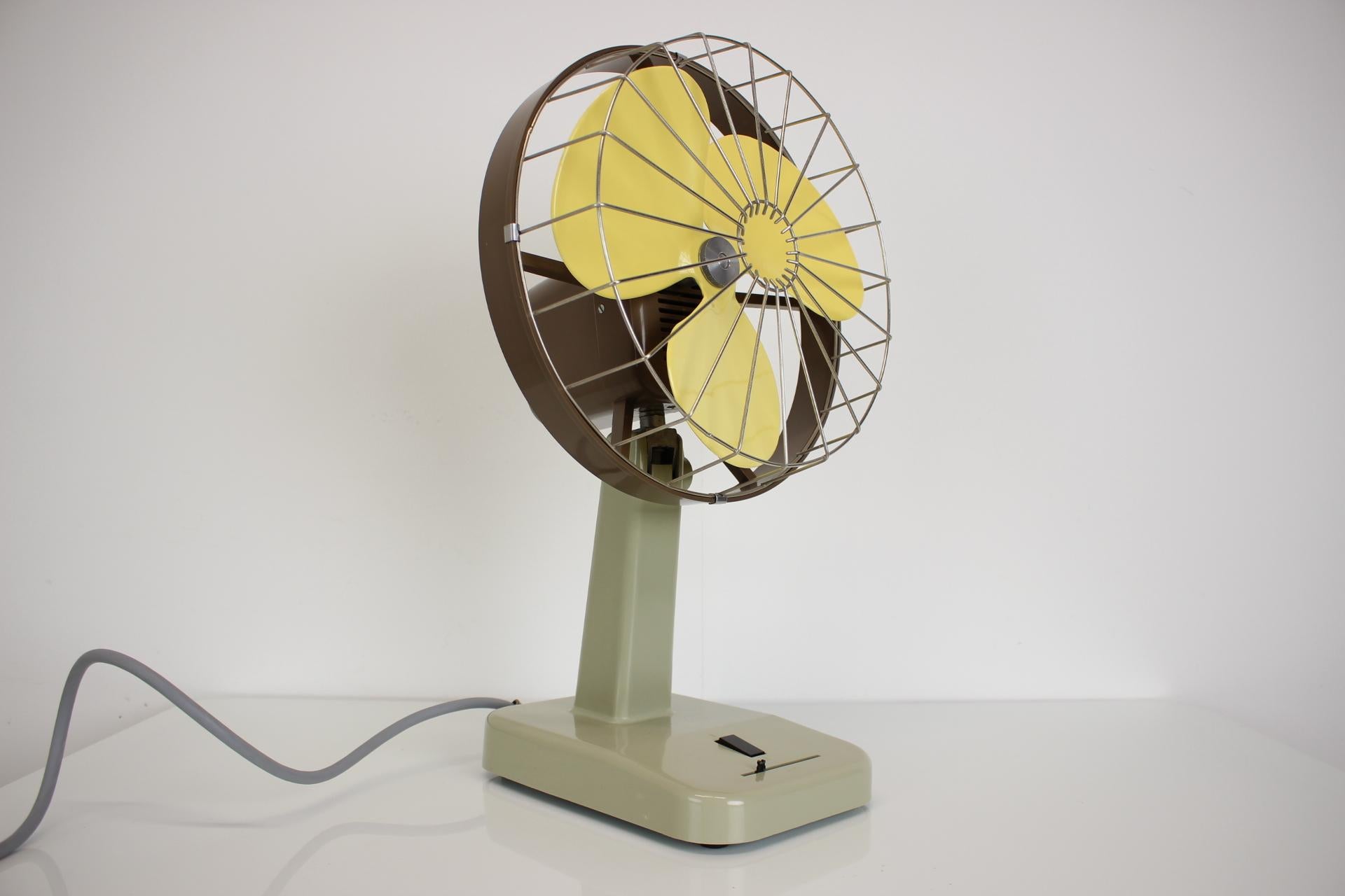 Vintage Tischventilator von STROJSMALT, 1950er Jahre (Mitte des 20. Jahrhunderts) im Angebot