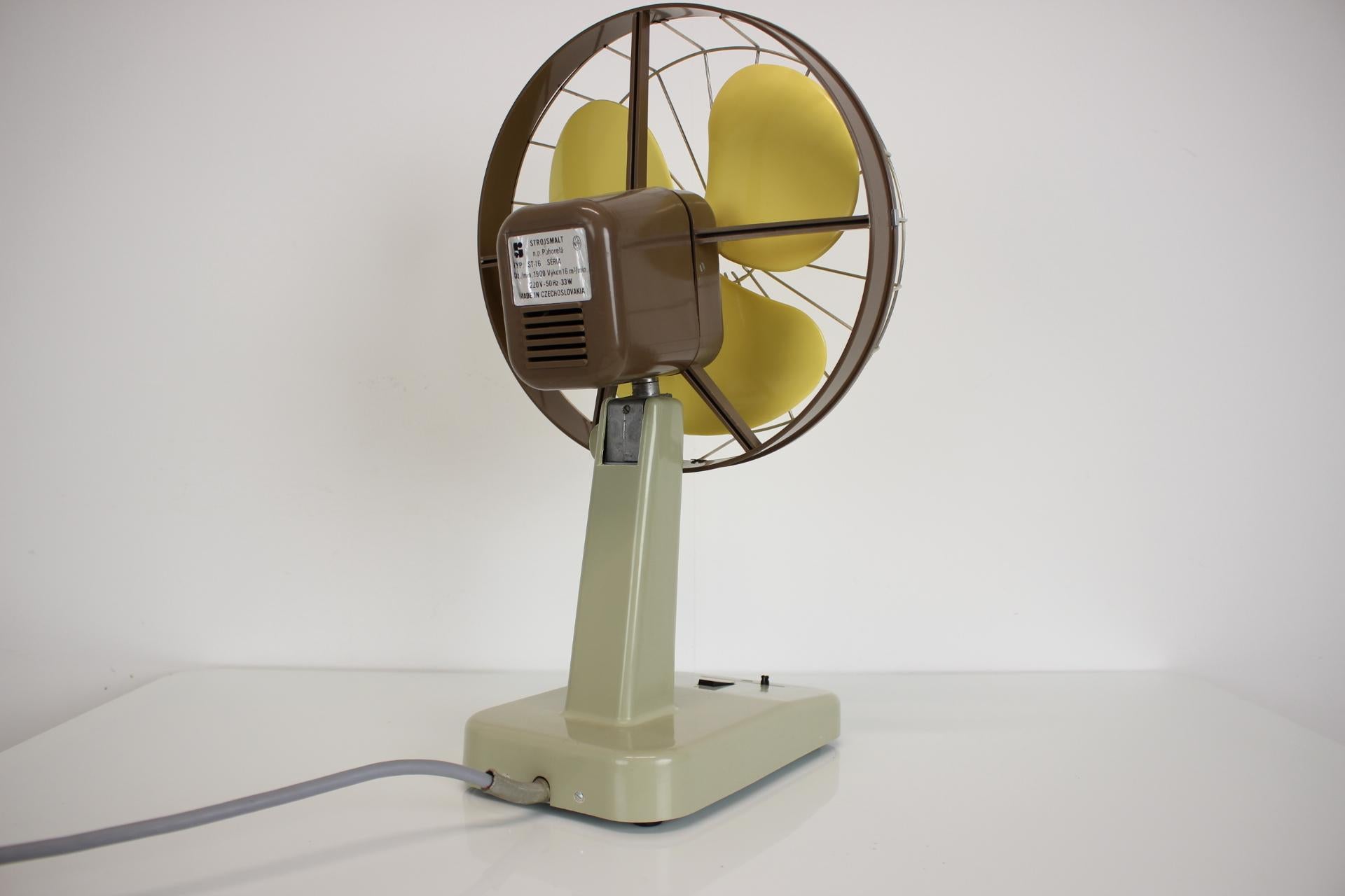 Vintage Tischventilator von STROJSMALT, 1950er Jahre (Metall) im Angebot