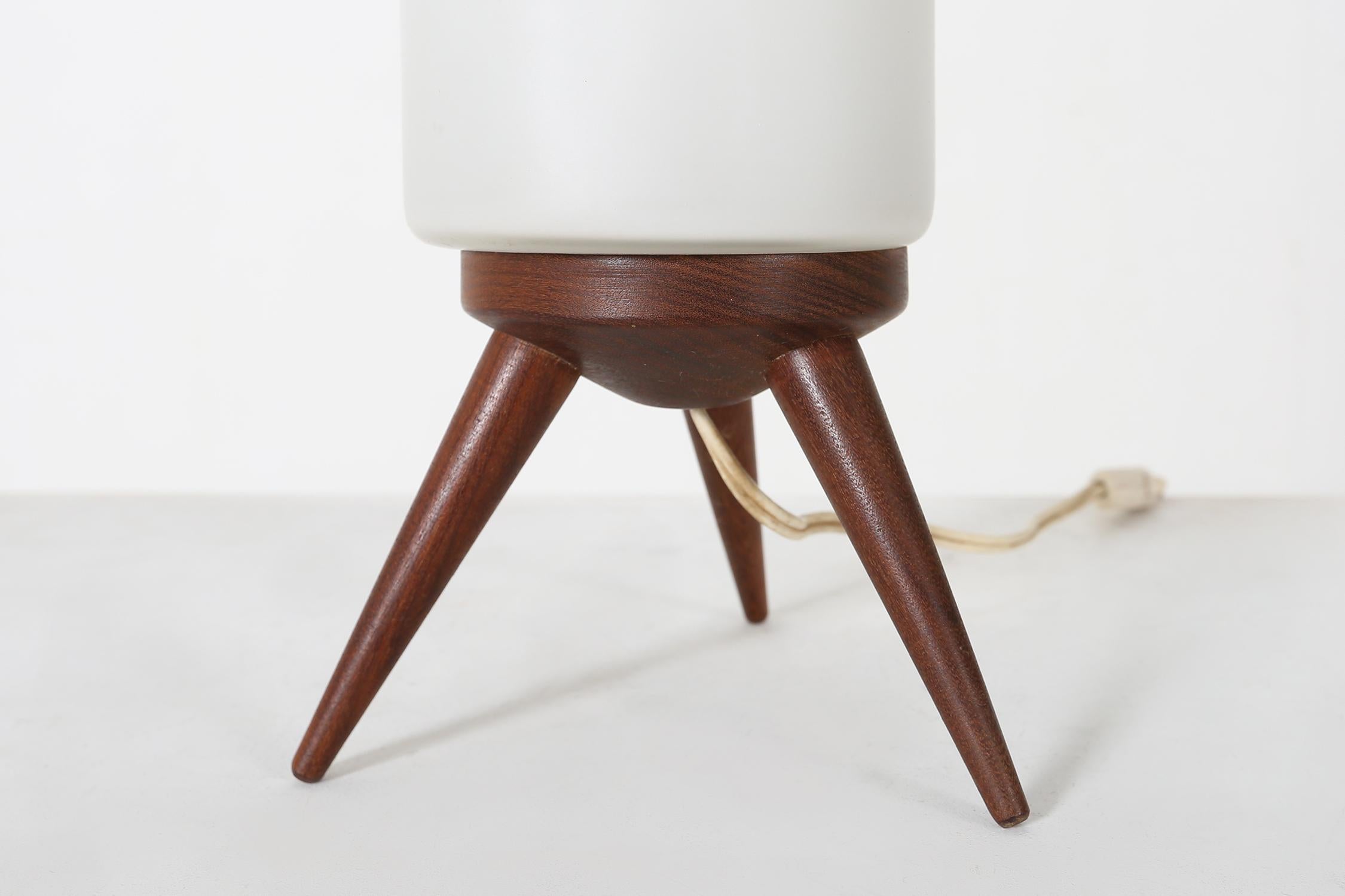 Verre opalin Lampe de table vintage, 1960 en vente