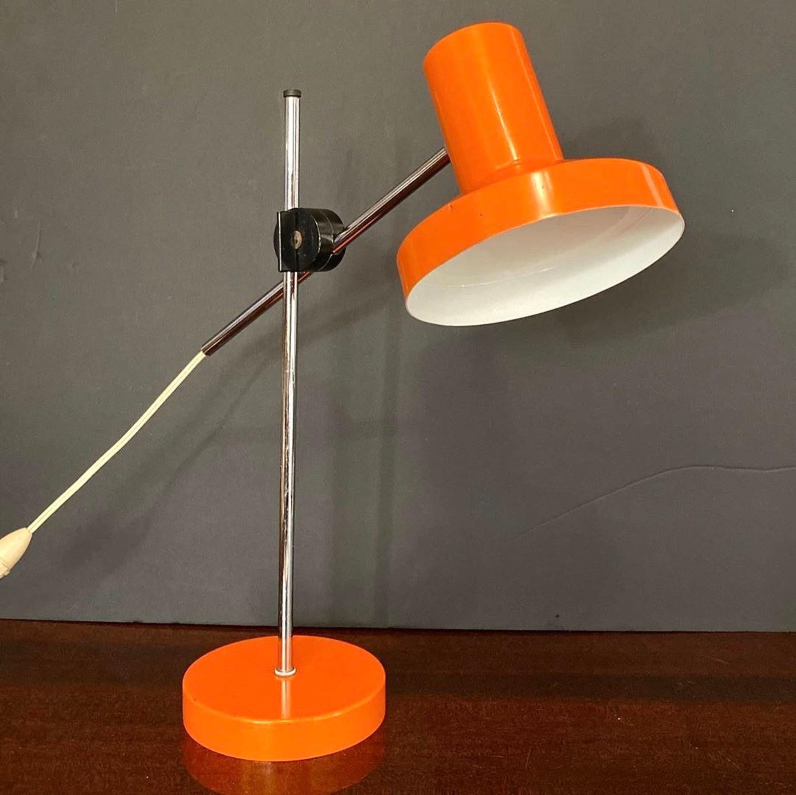 Stylish vintage orange desk lamp. 

Manufactured in Netherlands. 

In good vintage condition. No chips, cracks or crazings. There are some traces of time. 

Circa 1950s.

The wiring is in working order. The wiring is suitable for USA, Canada