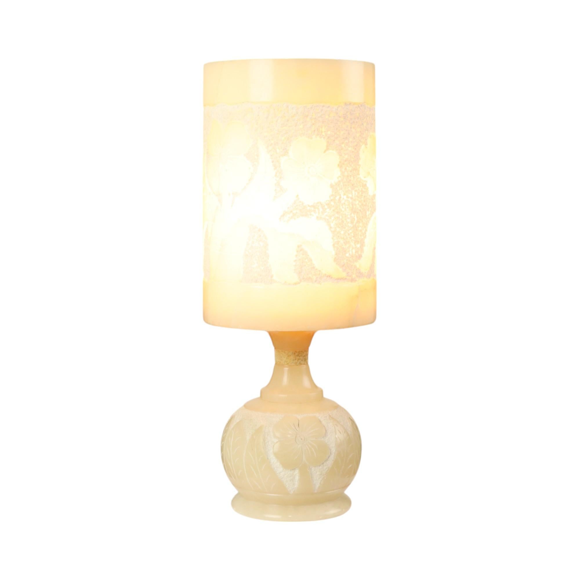 Lámpara de mesa vintage con decoración floral, de alabastro, una piedra natural blanda, hacia la década de 1960, España.

El alabastro es naturalmente translúcido, por lo que esta piedra blanda es muy adecuada para fabricar elementos de iluminación