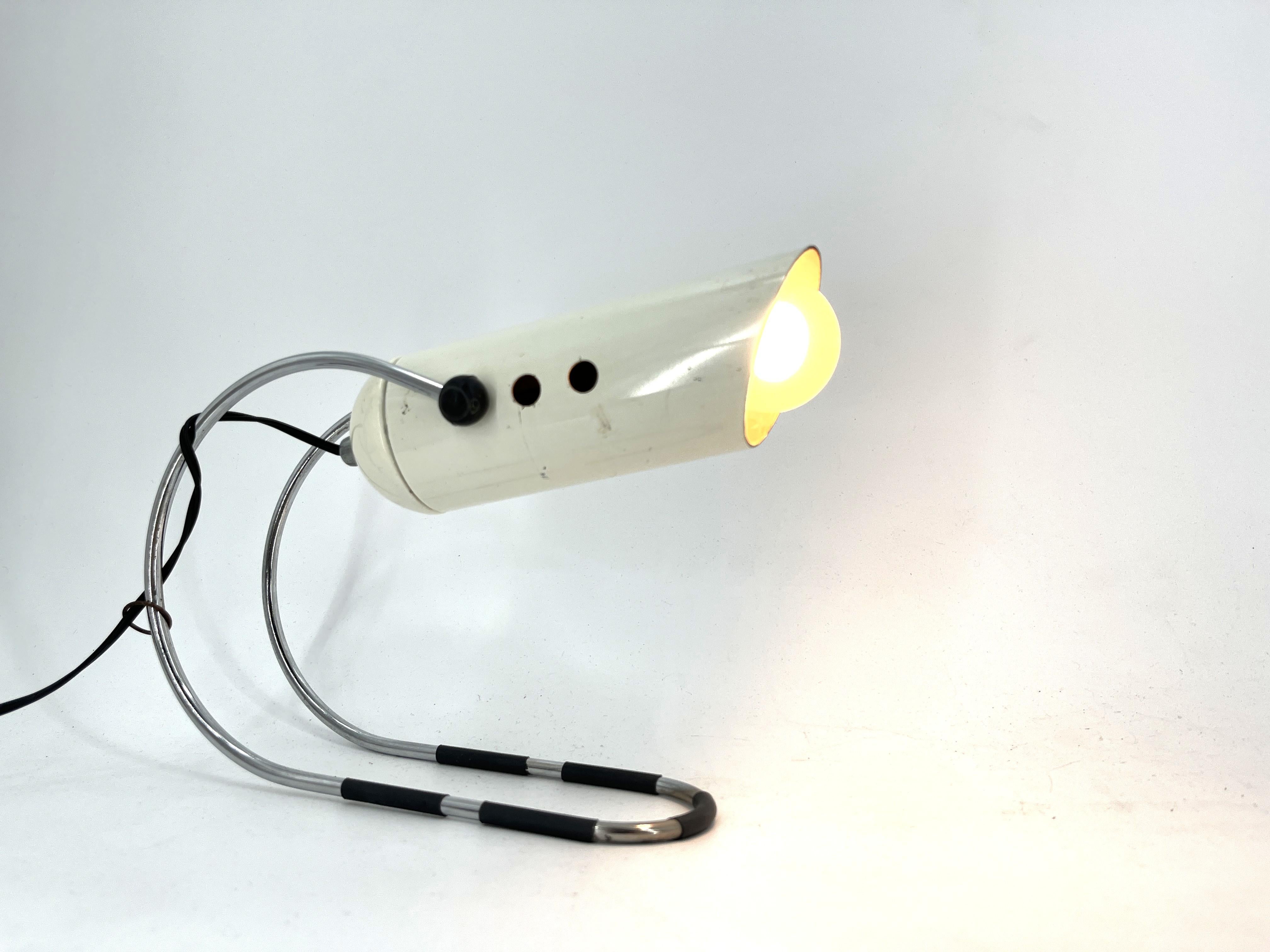 Lampe de table de l'ère spatiale conçue par Angelo Lelli pour Lightolier, dotée d'un tube en métal blanc et d'une base finement chromée.

La lampe peut être réglée de nombreuses façons.

testé et prêt à l'emploi avec une ampoule ordinaire de