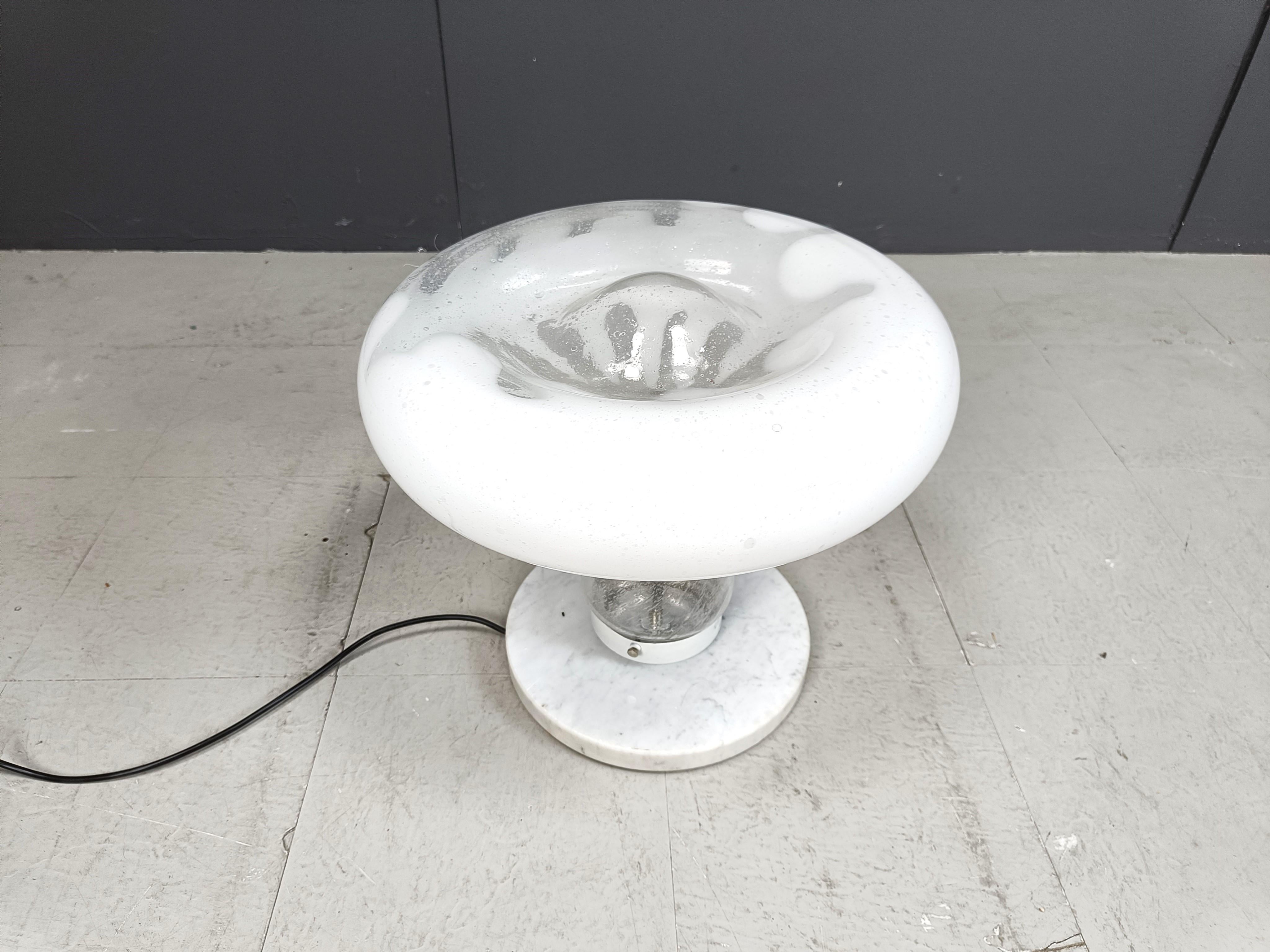 Lampada da tavolo di metà secolo di Mazzega con paralume in vetro di Murano e base in marmo bianco.

Bella lampada di metà secolo che emette una luce soffusa.

Buone condizioni, testato e pronto all'uso.

anni '60 - Italia

Altezza: 40 cm
Diametro:
