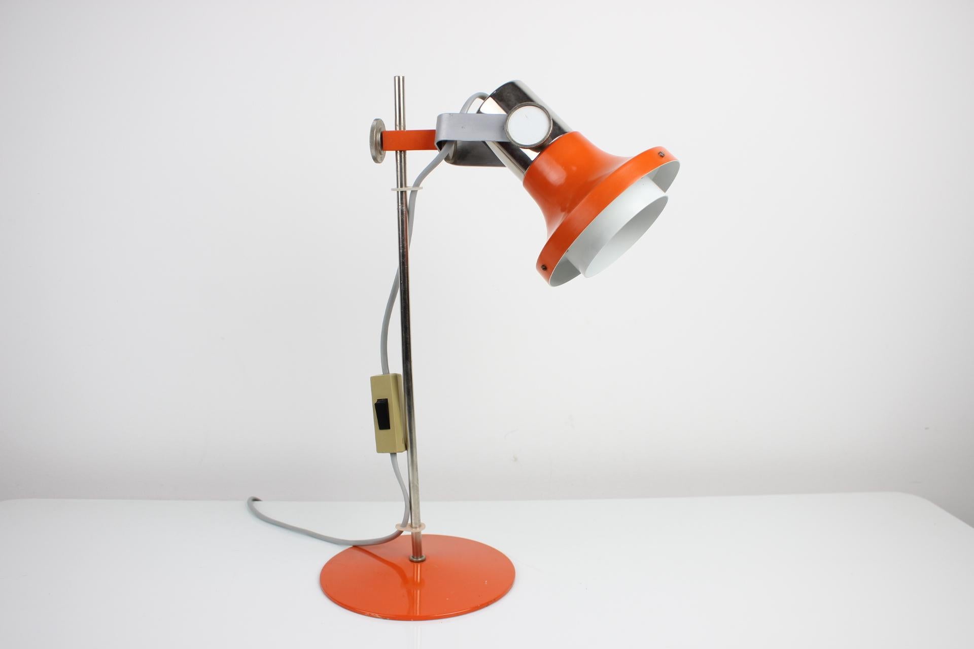 Made in Czechoslovakia
Made of painted metal, chrome
Adjustable shade
Has signs of use
Bulb 1x60W, E27 or E26
American adapter included
Original state
Color is orange.