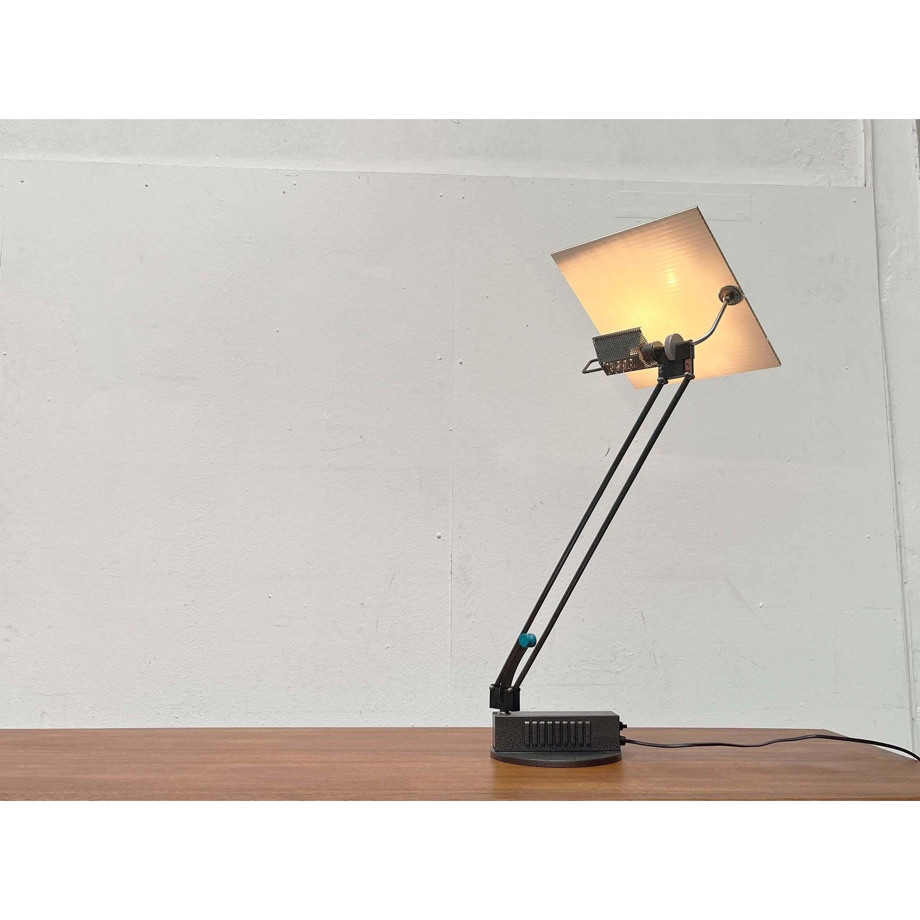 Rara lámpara de sobremesa posmoderna del fabricante francés Aluminor basada en un diseño de Sacha Ketoff de los años 80.
Este diseño se creó en un concurso como parte de la exposición 