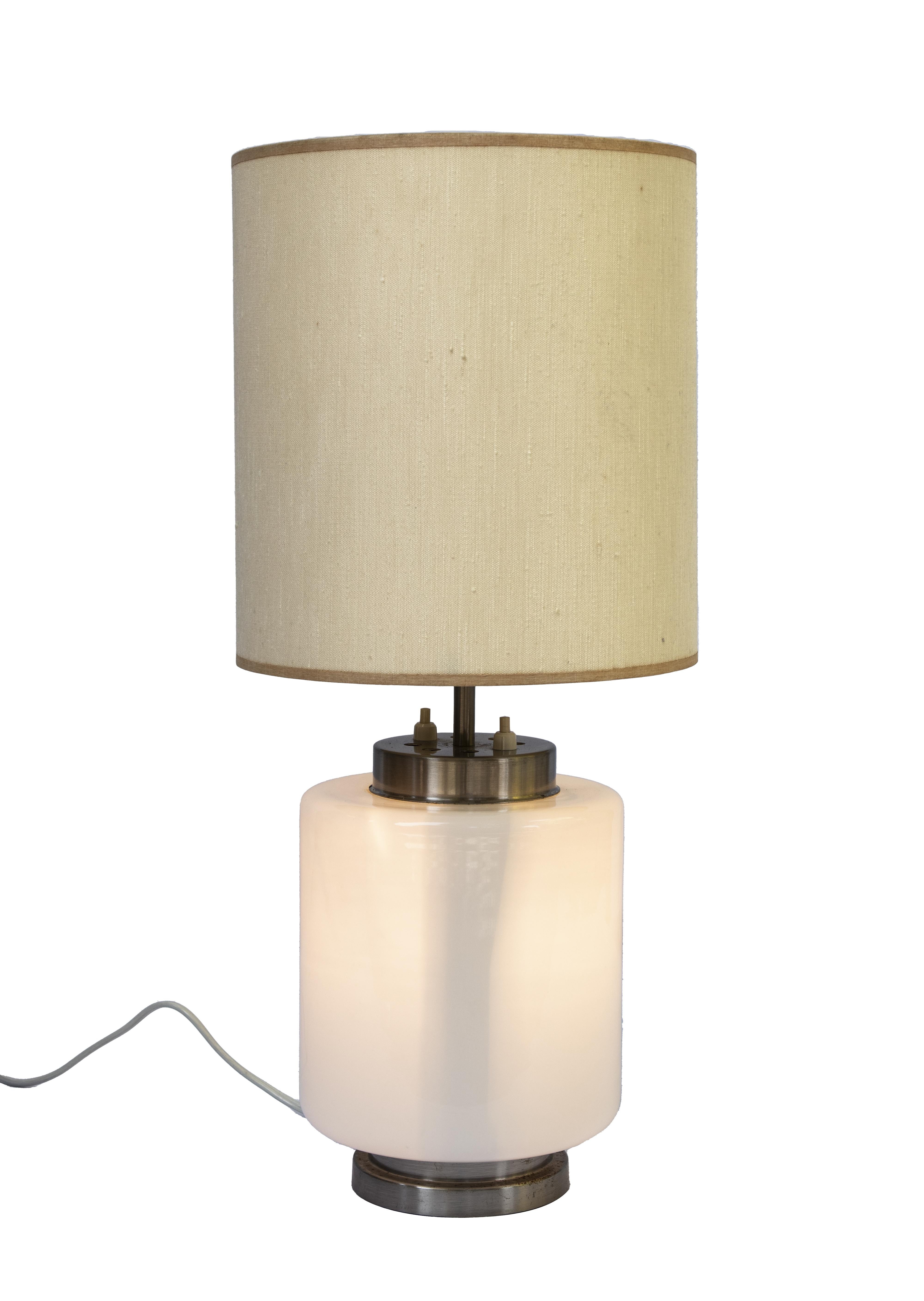 Lampe de bureau vintage de Stilnovo, Italie, années 1960.

h58×25×25 cm. 

Structure en laiton, base en verre opale contenant un diffuseur de lumière et de tissu.

Très bonnes conditions.