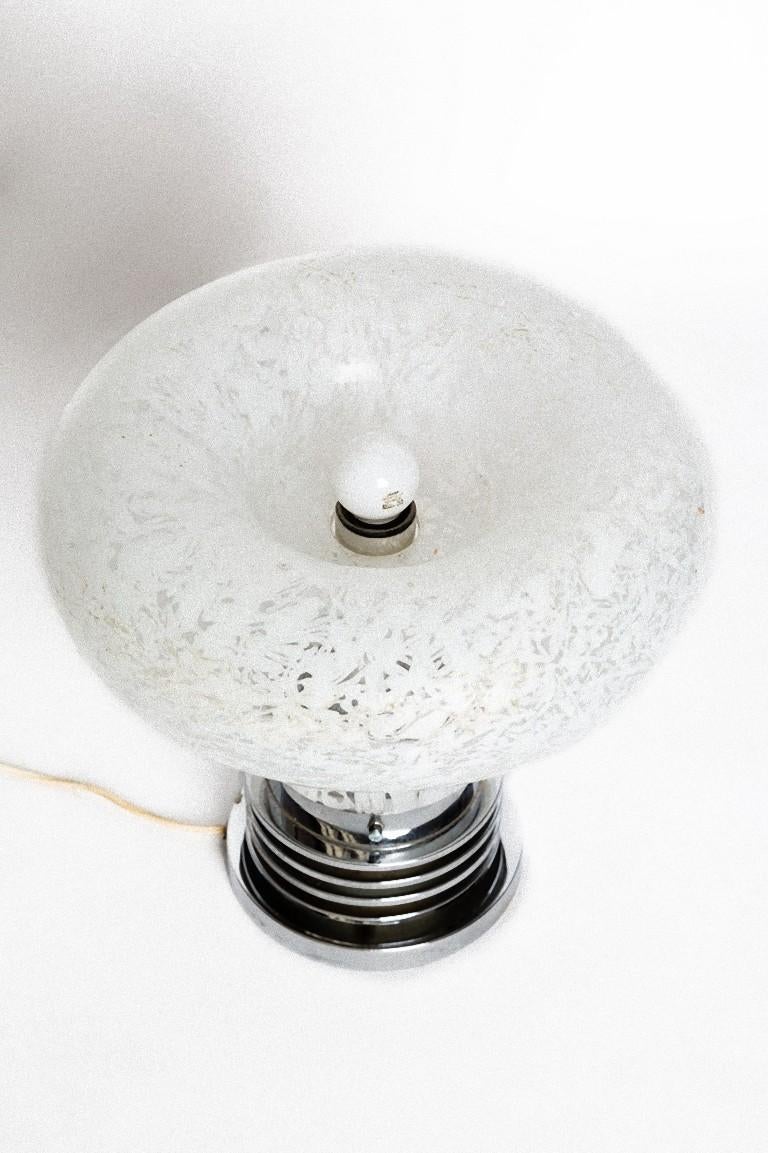 This vintage table lamp is an original decorative lamp designed by Carlo Nason for Mazzega in the 1960s.

Table lamp made in Murano glass and steel. 

Dimensions: cm 60 x 50 x 20 (base diameter).

In good conditions.

Carlo Nason (1935-) is