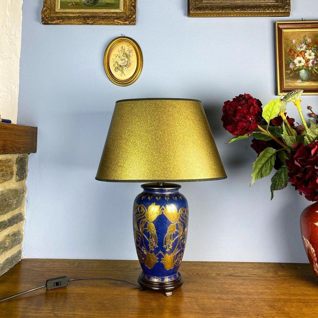 - Lovely vintage table lamp
- Faience on a wooden stand
- In great condition.