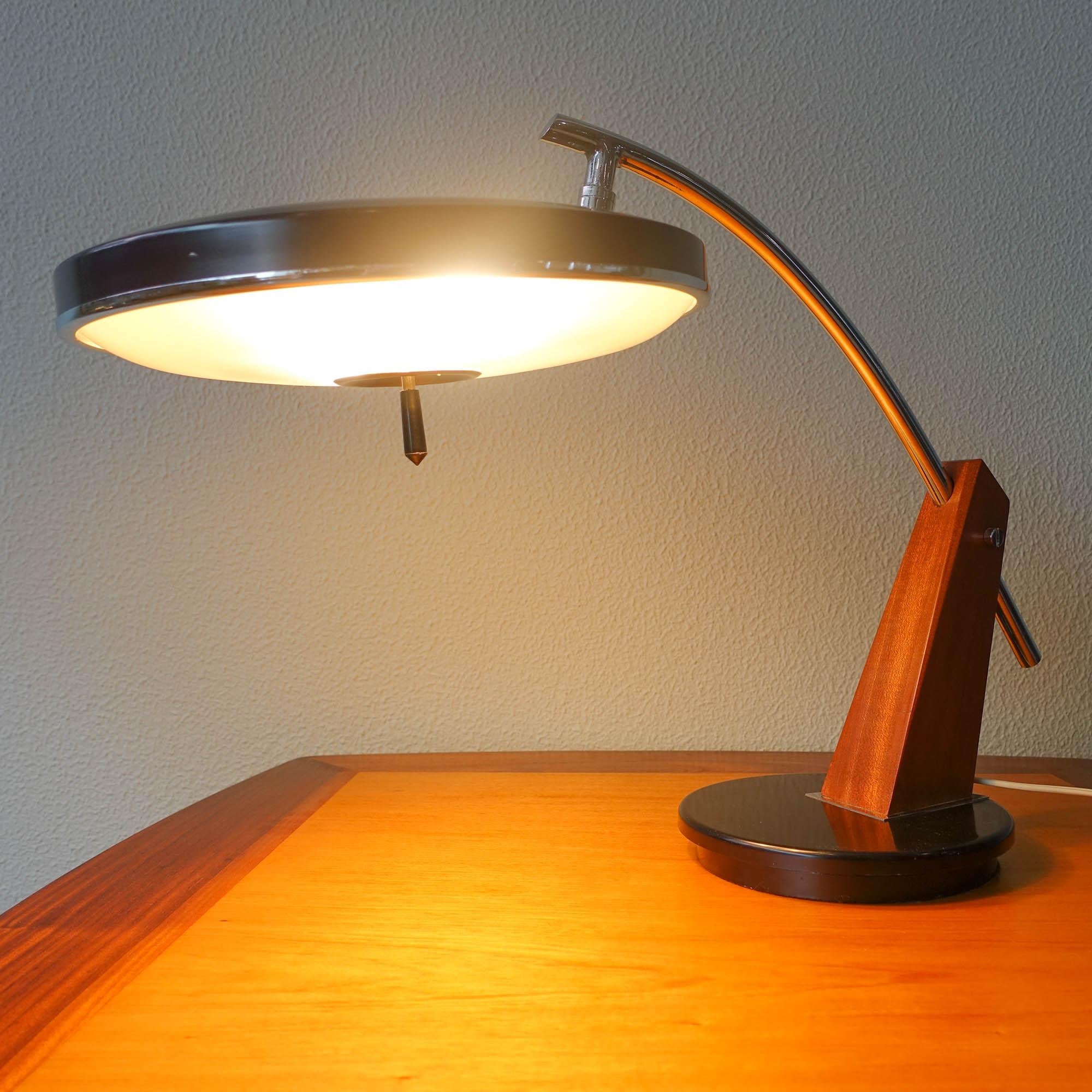 Mid-Century Modern Lampe de table vintage de Lupela, années 1960