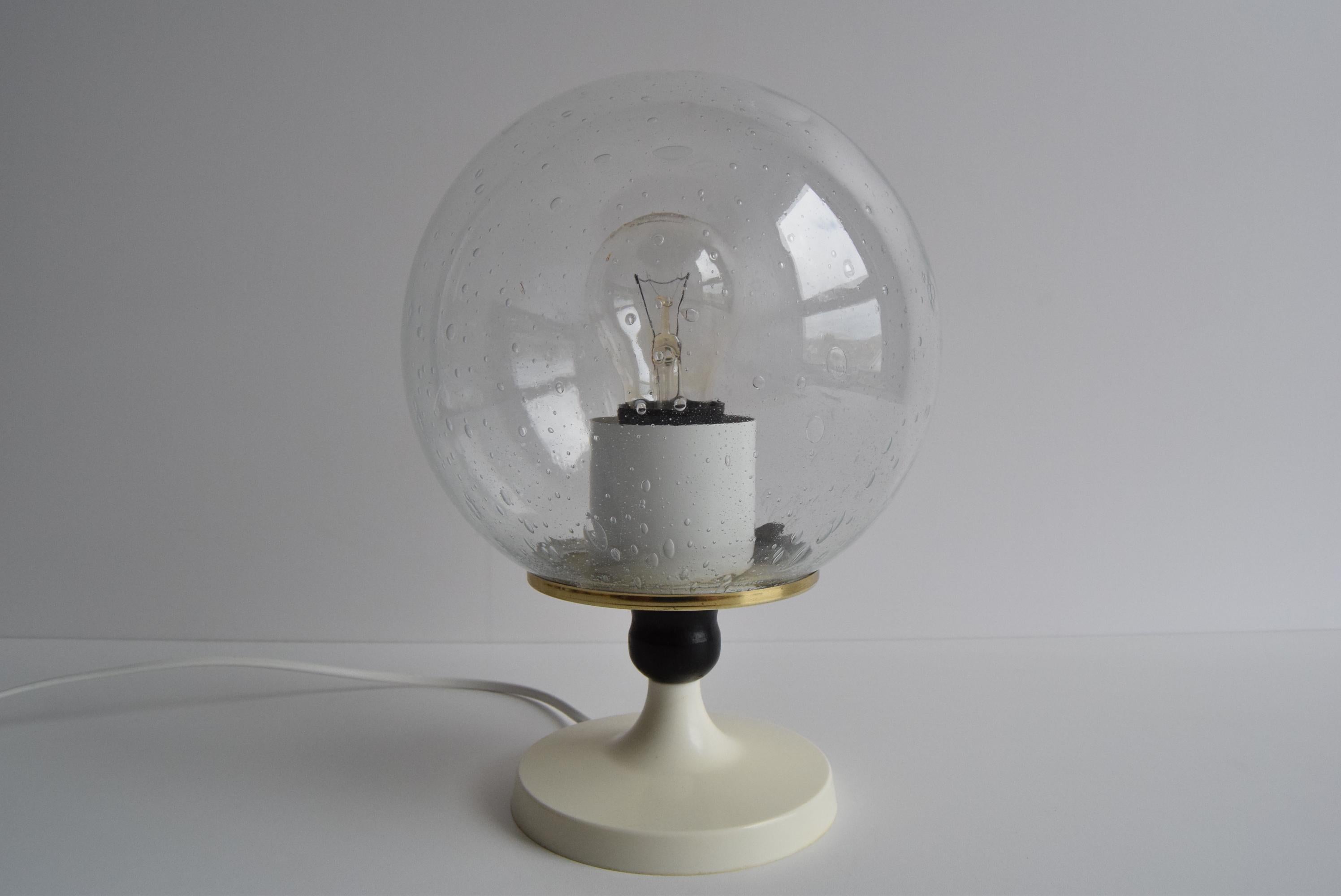 The lamp is made of a plastic base, wood, brass, metal and a glass shade with bubbles
the plastic part has a crack (see photo)
The lamp has a new electric cable
Bulb 1x60W, E26 or E7
Beautiful decoration