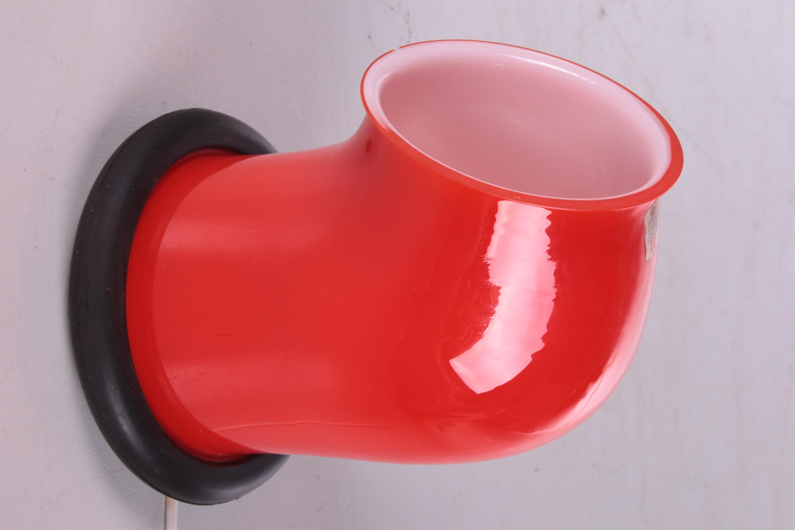 Vintage table lamp holmegaard by Michael Bang, 1972


A beautiful bright red Midcentury Holmegaard glass Epoke lamp.

Designed by Michael Bang for Holmegaard, Denmark, 1972.

Wonderfully playful design and slightly nautical in