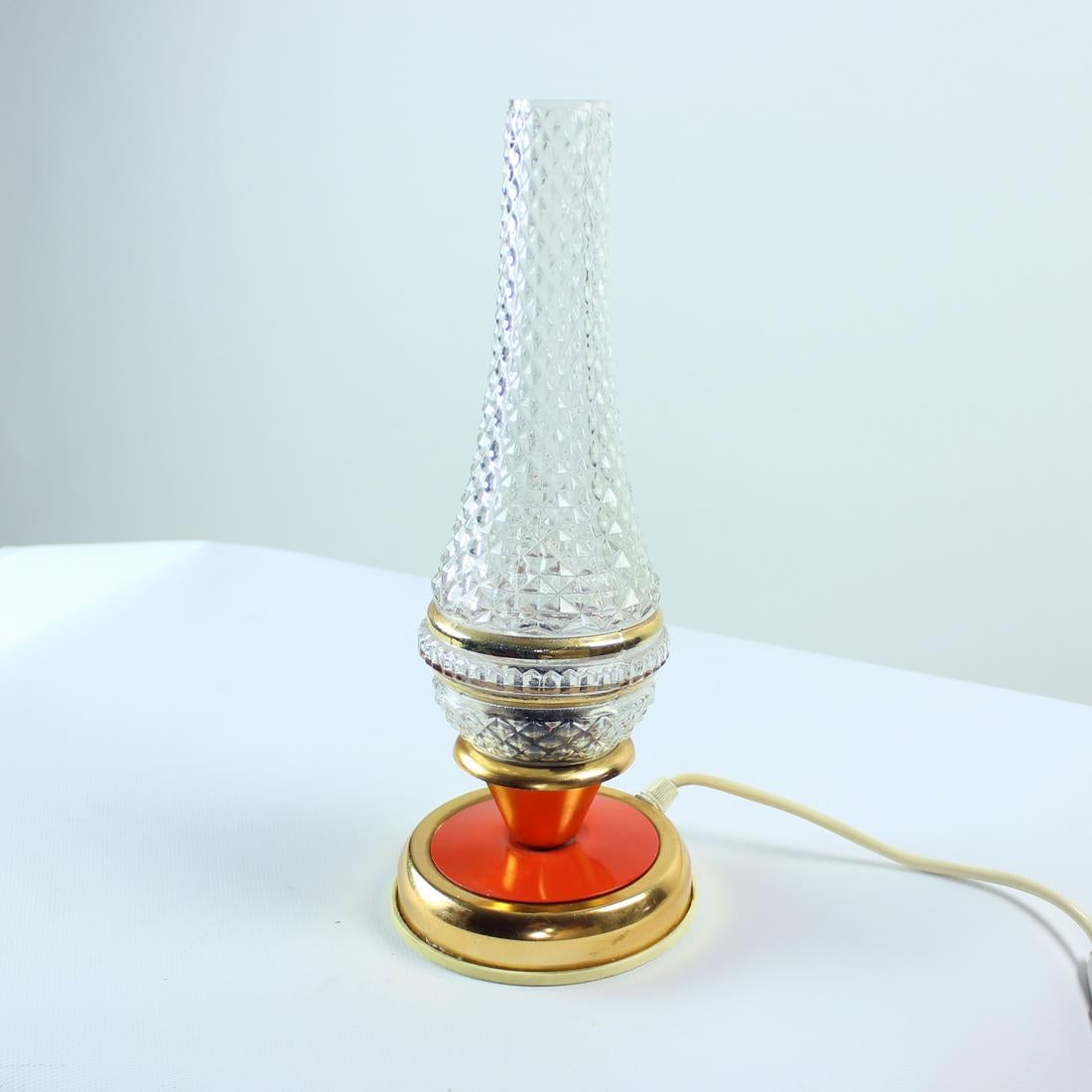 Questa è una grande scoperta! La lampada ha una forte impronta orientale, ma è stata prodotta in Cecoslovacchia negli anni Sessanta. La lampada ha un bellissimo design. Si trova su una base in ottone con dettagli rossi. Lo scudo in vetro è