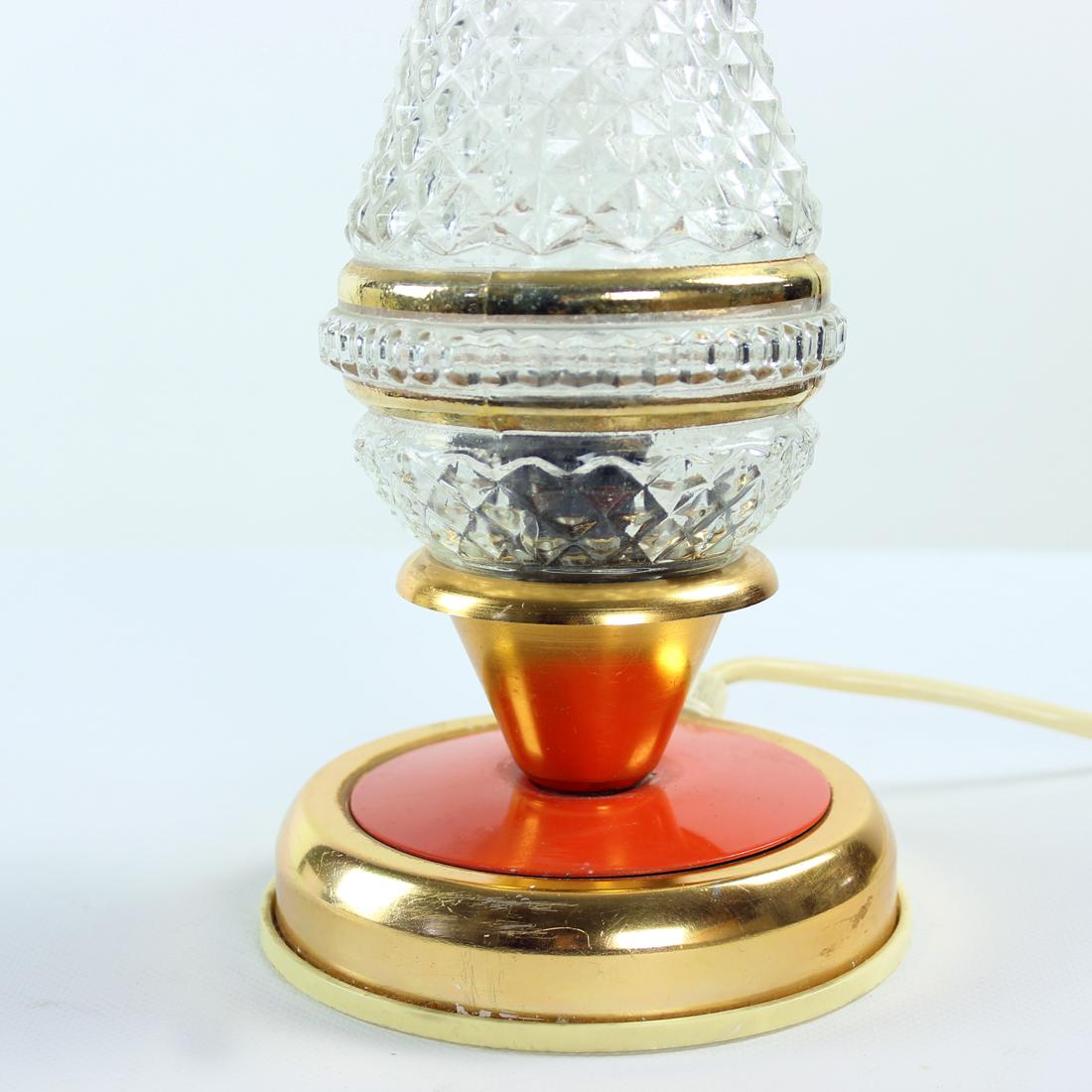 Lampada da tavolo vintage in ottone e vetro, Cecoslovacchia, anni '60 In condizioni buone in vendita a Zohor, SK