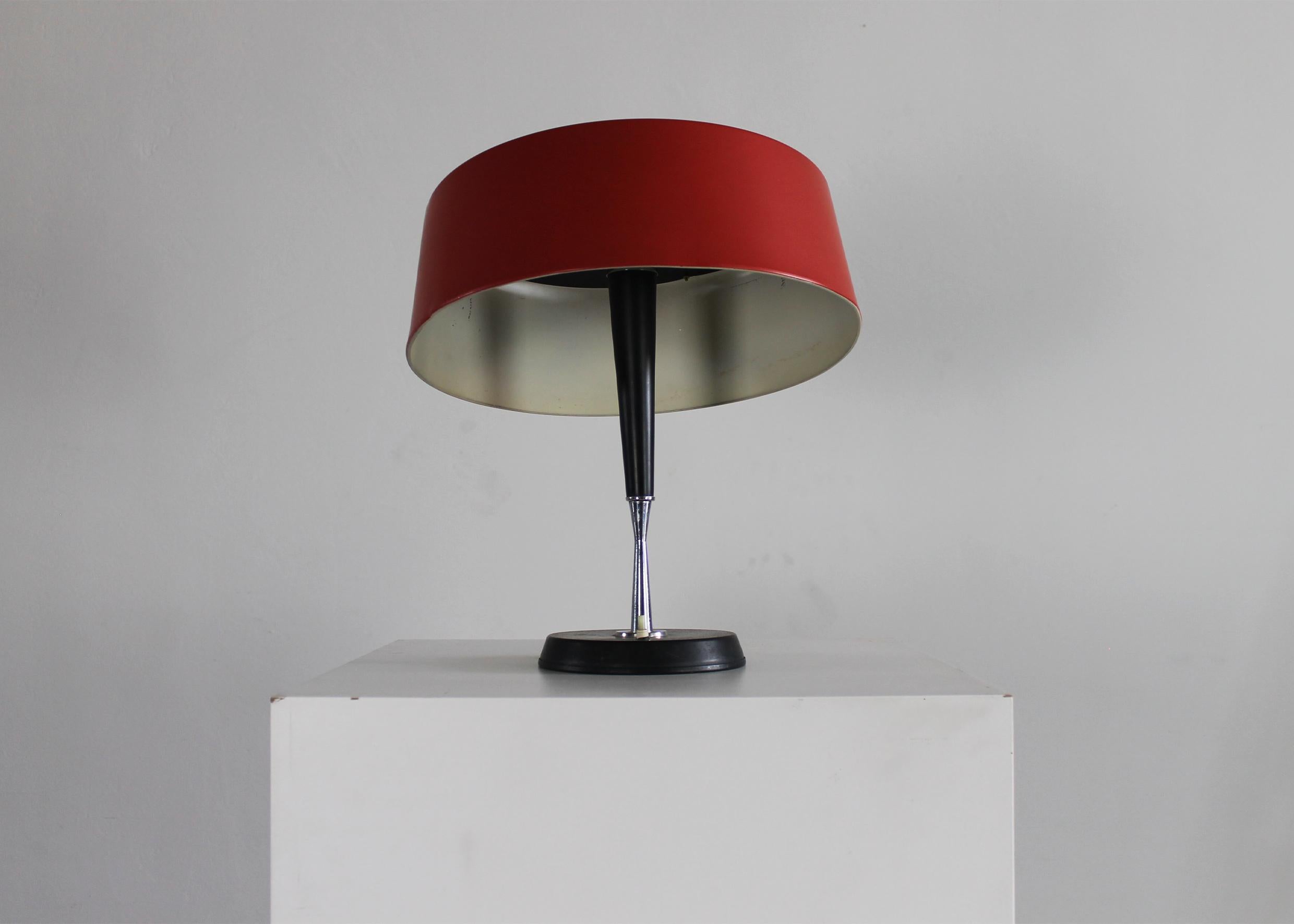 Table or desk lamp with basement in black lacquered metal, stem in chromed metal and black lacquered metal, and a circular lampshade in red lacquered metal, designed by Oscar Torlasco and produced in Italy during the 1950s. 

The Roman designer