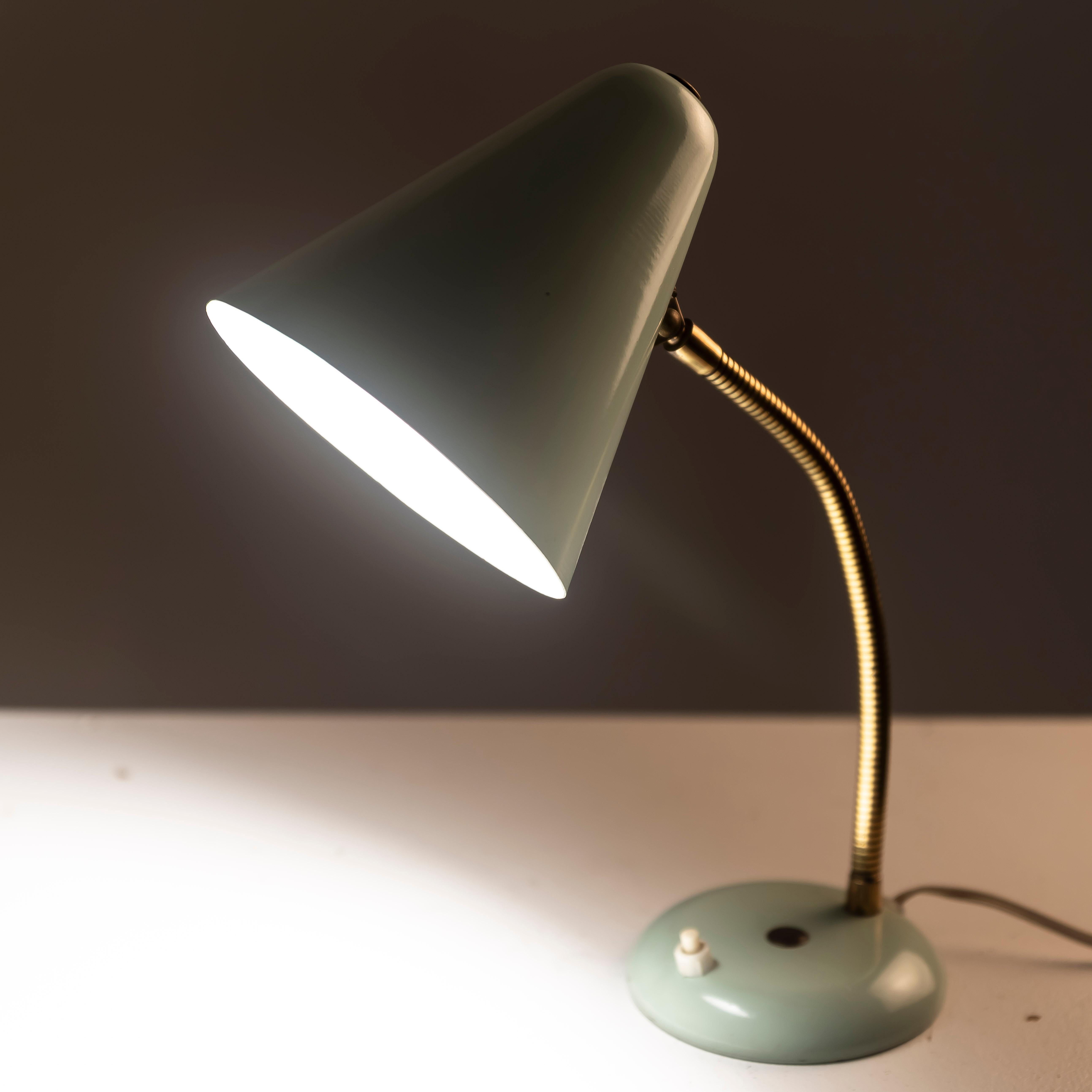 Die Investition in eine Vintage-Tischlampe im Stil der 1950er Jahre von Stilnovo ist eine hervorragende Wahl, um das Ambiente und die Ästhetik Ihres Hauses zu verbessern. Stilnovo, ein renommiertes italienisches Beleuchtungsunternehmen, ist bekannt