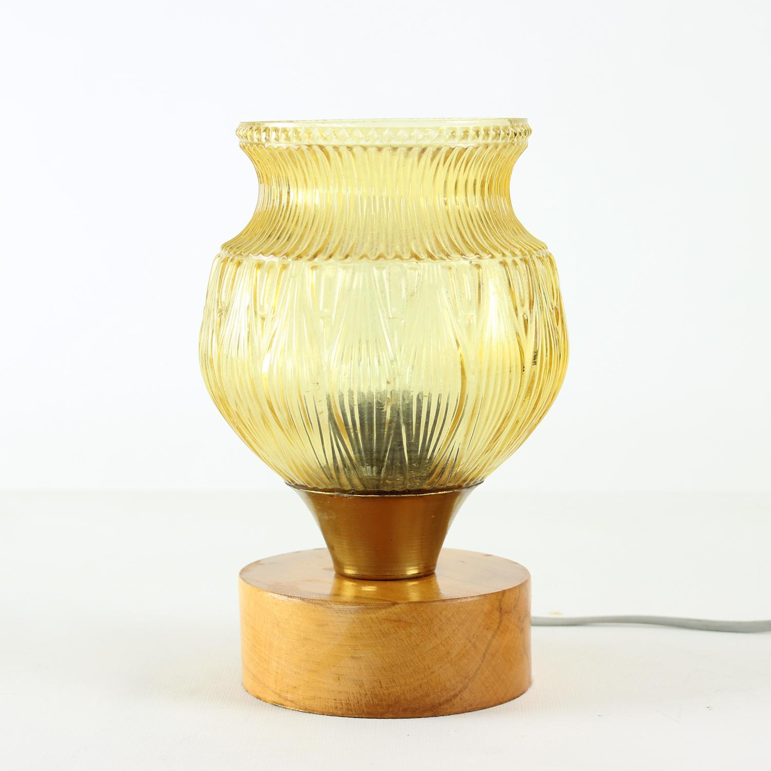 Preciosa lámpara de mesa vintage de la empresa Ľudib Bratislava. Producido en Checoslovaquia en la década de 1960. La etiqueta original sigue pegada. La lámpara se apoya en una base de madera de roble con un soporte de latón para el escudo. El