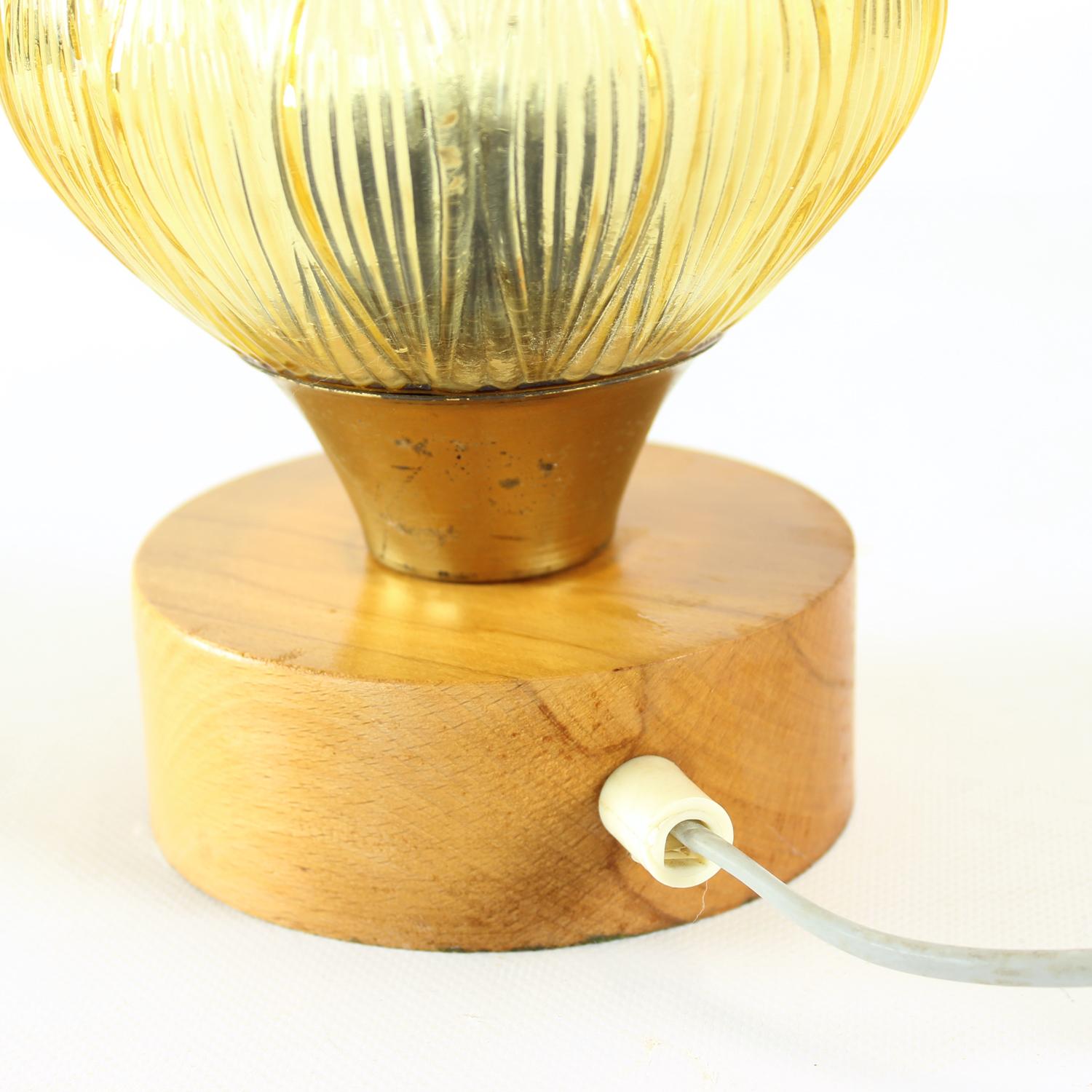 Lámpara de mesa vintage de madera, latón y cristal prensado, Ludib Bratislava, años 60 en Excelente estado para la venta en Zohor, SK