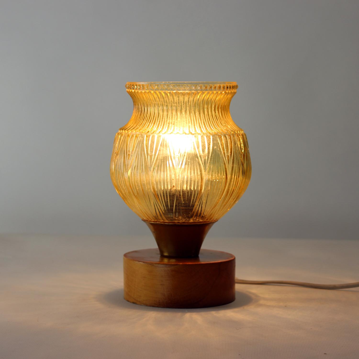 Lámpara de mesa vintage de madera, latón y cristal prensado, Ludib Bratislava, años 60 mediados del siglo XX en venta