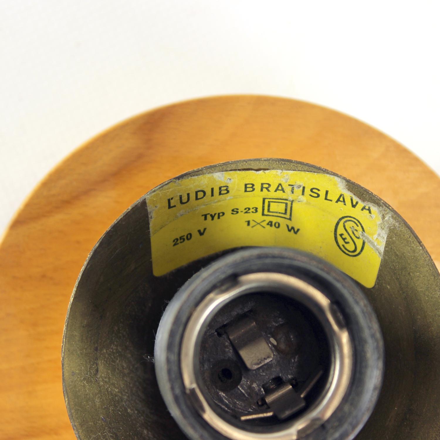 Lámpara de mesa vintage de madera, latón y cristal prensado, Ludib Bratislava, años 60 en venta 1