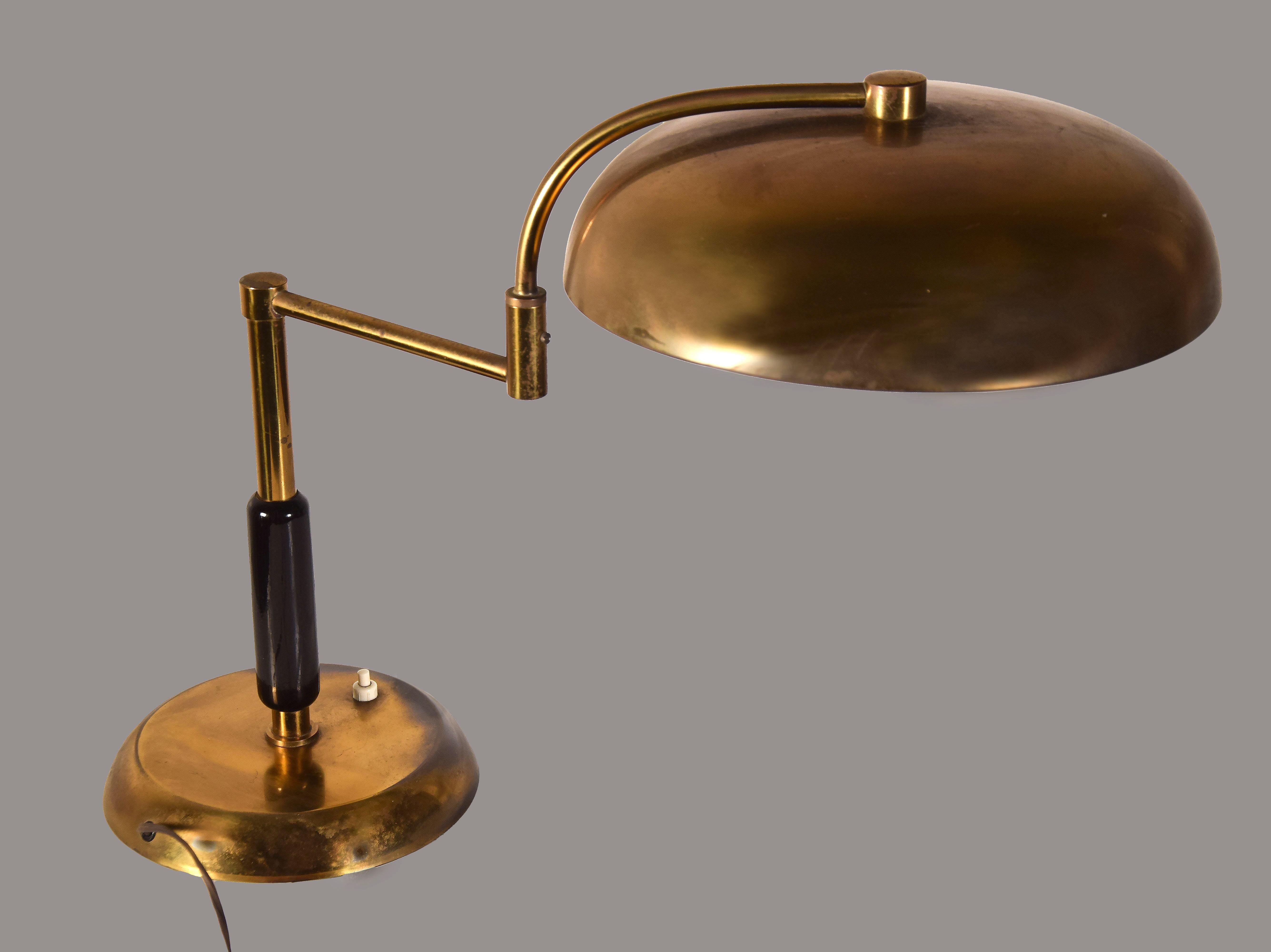 Vintage table lamp is a fashionable lamp realized in the 1950s by an Italian manufacturer.

A vintage brass table lamp, a reminder of the mid-century admirable decoration, ready to be collected! 

Dimensions: cm 30 x 40 x 30. 

Very good