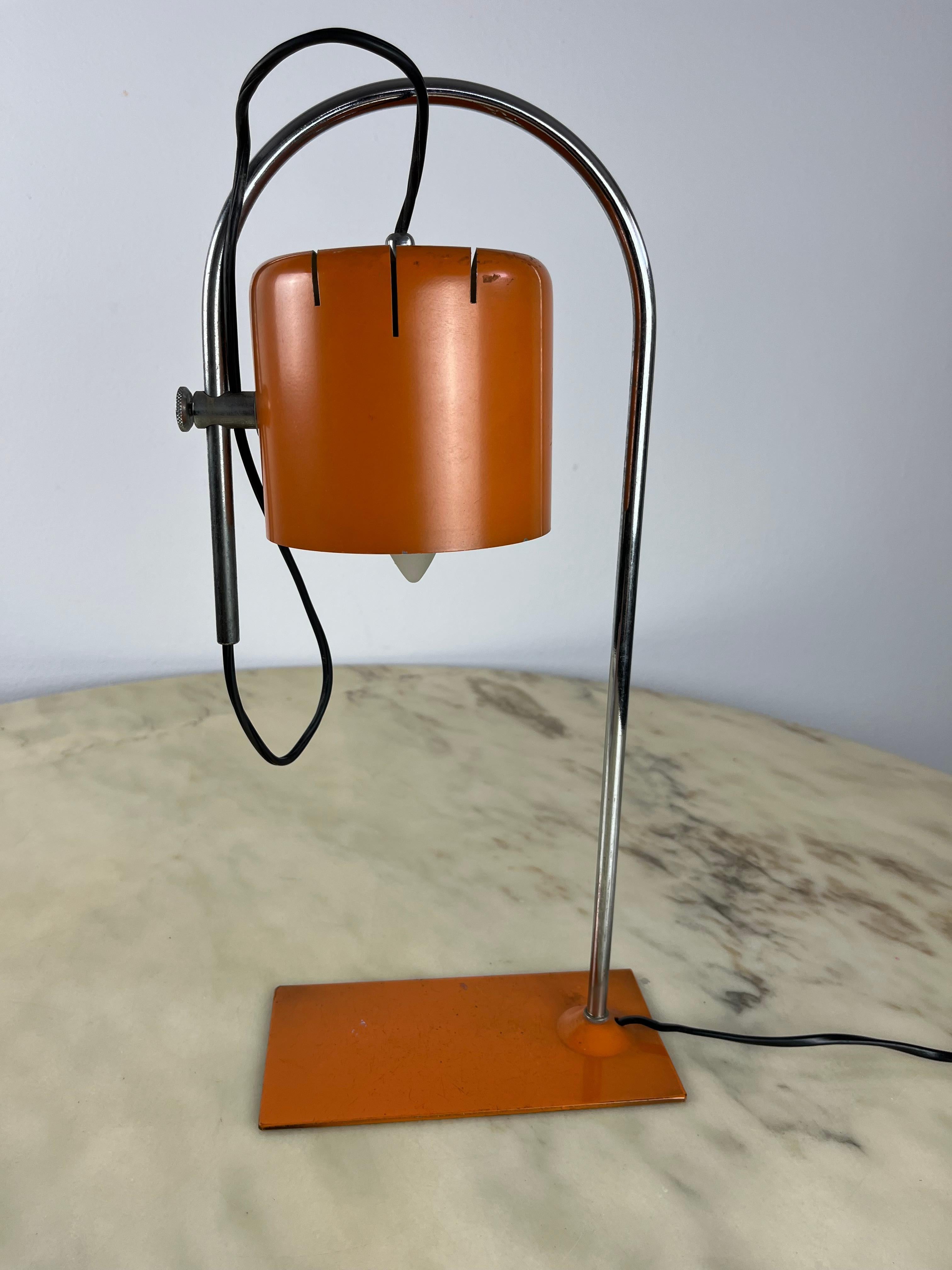 Lampe de table vintage, Italie, 1981.
Réglable, le plafonnier peut être ajusté. En état de marche, petits signes d'âge et d'utilisation qui ne compromettent pas son charme vintage.