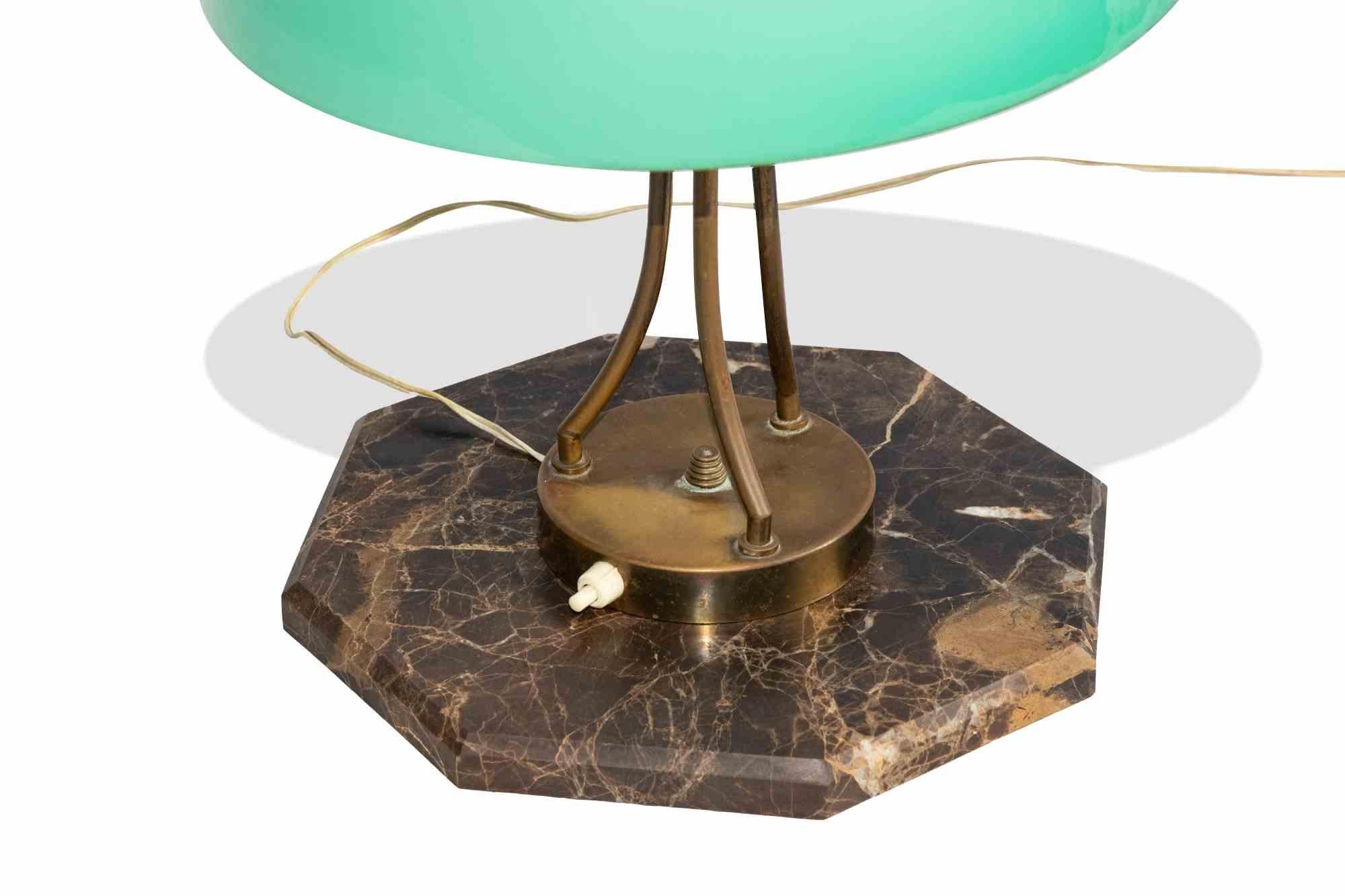 Vintage Table Lamp est un article de lampe de design original réalisé au milieu du 20e siècle.

Cette lampe a une base en marbre précieux et un abat-jour en verre opalin.

Très bon état.
