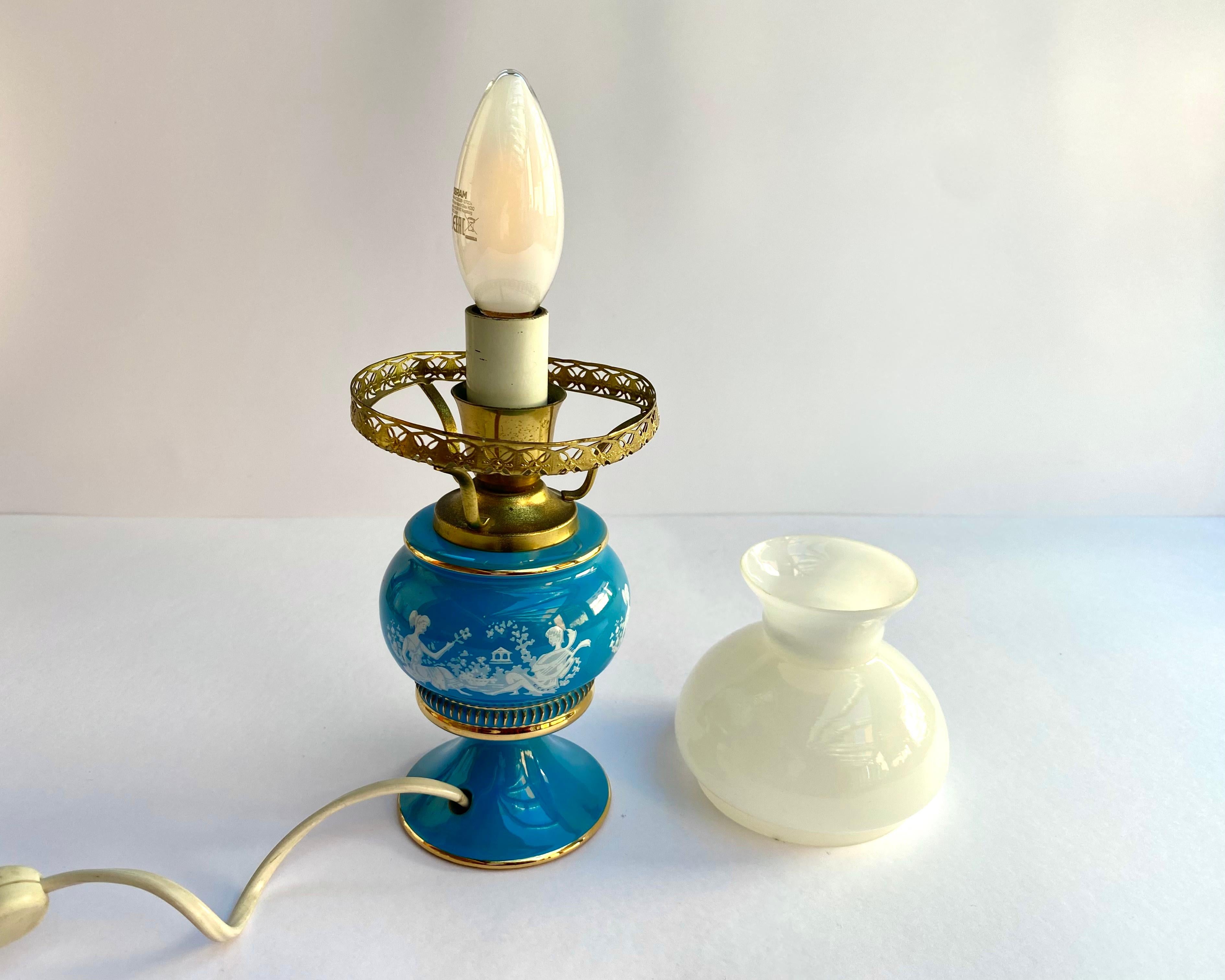 Vintage Table Lamp Made in Italy RUEI FLORENTINE Couple in Love Scene Hand Carved Bedside Lighting Lamp.

Vintage Table Lamp with glass shade RUEI FLORENTINE, Italy, 1960s.

The kerosene lamp style table lamp is made of hand carved blue porcelain,