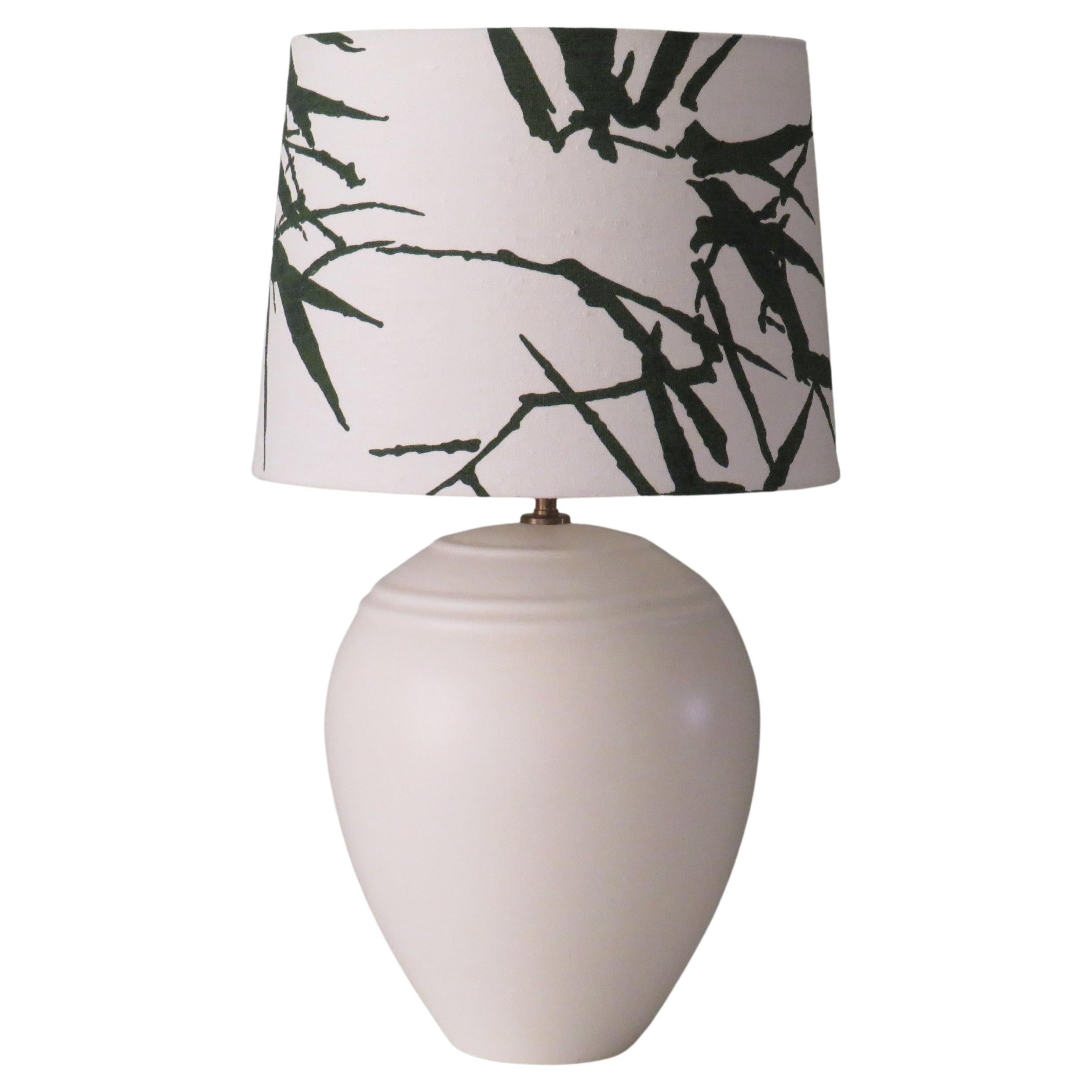 Lámpara de mesa vintage Kostka de cerámica cremosa con una nueva pantalla personalizada