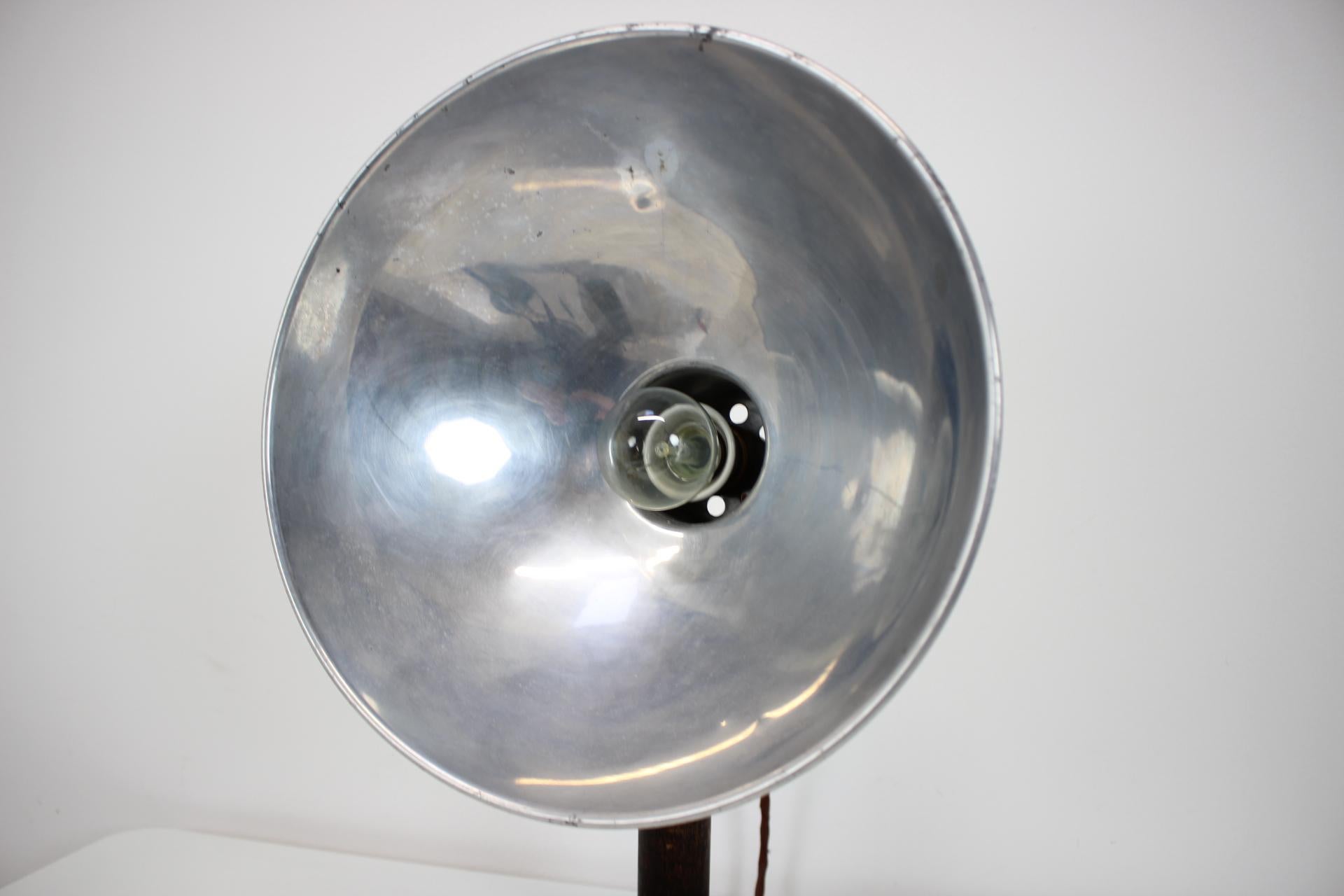 Lampada medica vintage realizzata da Astralux negli anni '60, nell'ex Cecoslovacchia.
Realizzato in metallo e legno.
Lucidato, pulito, presenta segni di usura e di età.
Completamente funzionante.