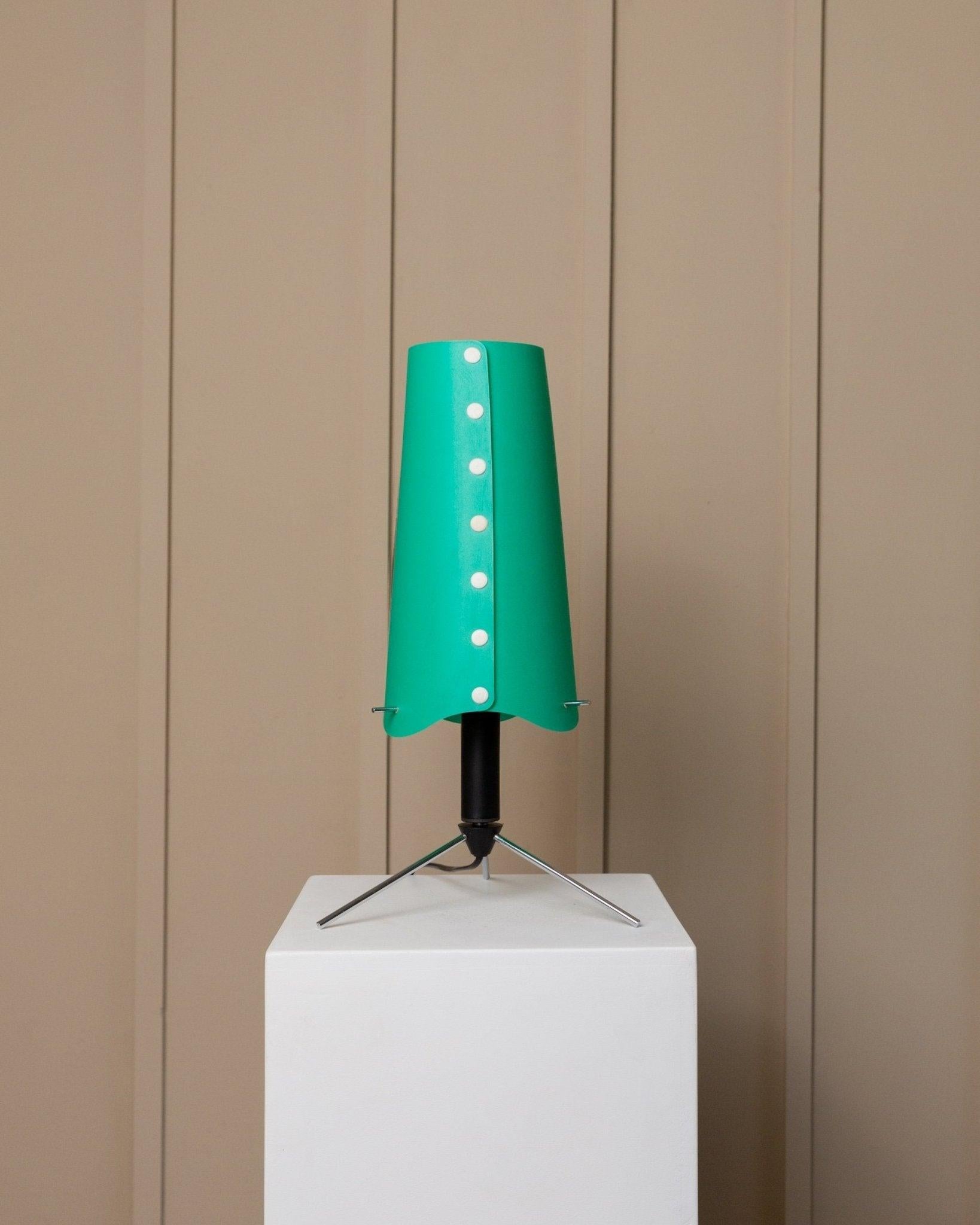 Lampe de table vintage années 1980 style Memphis Italie, structure métallique ajustable en noir et chrome, abat-jour avec boutons.

Découvrez cette rare lampe à poser vintage des années 1980 en provenance d'Italie, dans le style postmoderne Memphis.