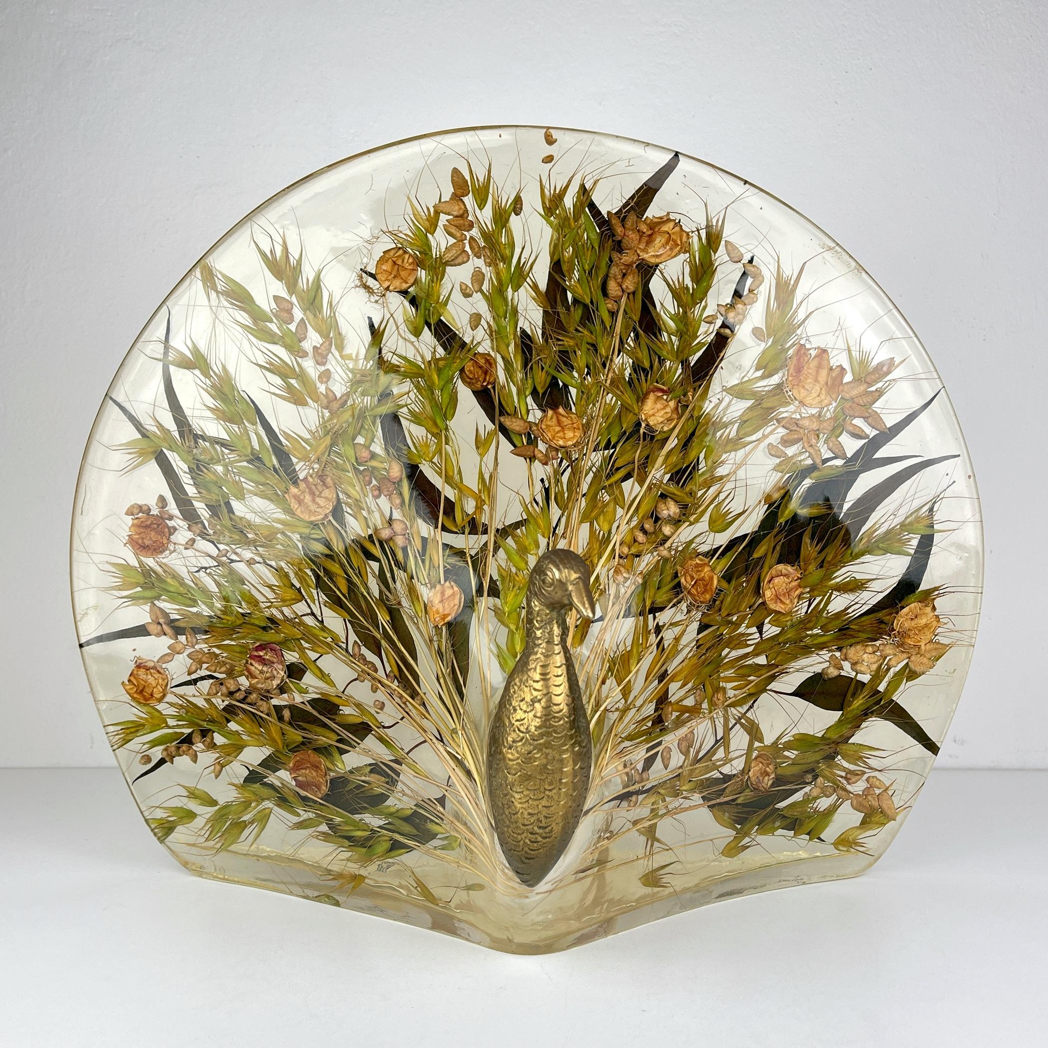 Voici la rare et exquise lampe de table Peacock, créée par Riccardo Marzi RM au cours de la vibrante période des années 1980. Cette lampe est une véritable merveille, dotée d'un abat-jour en résine transparente infusée avec de véritables feuilles et