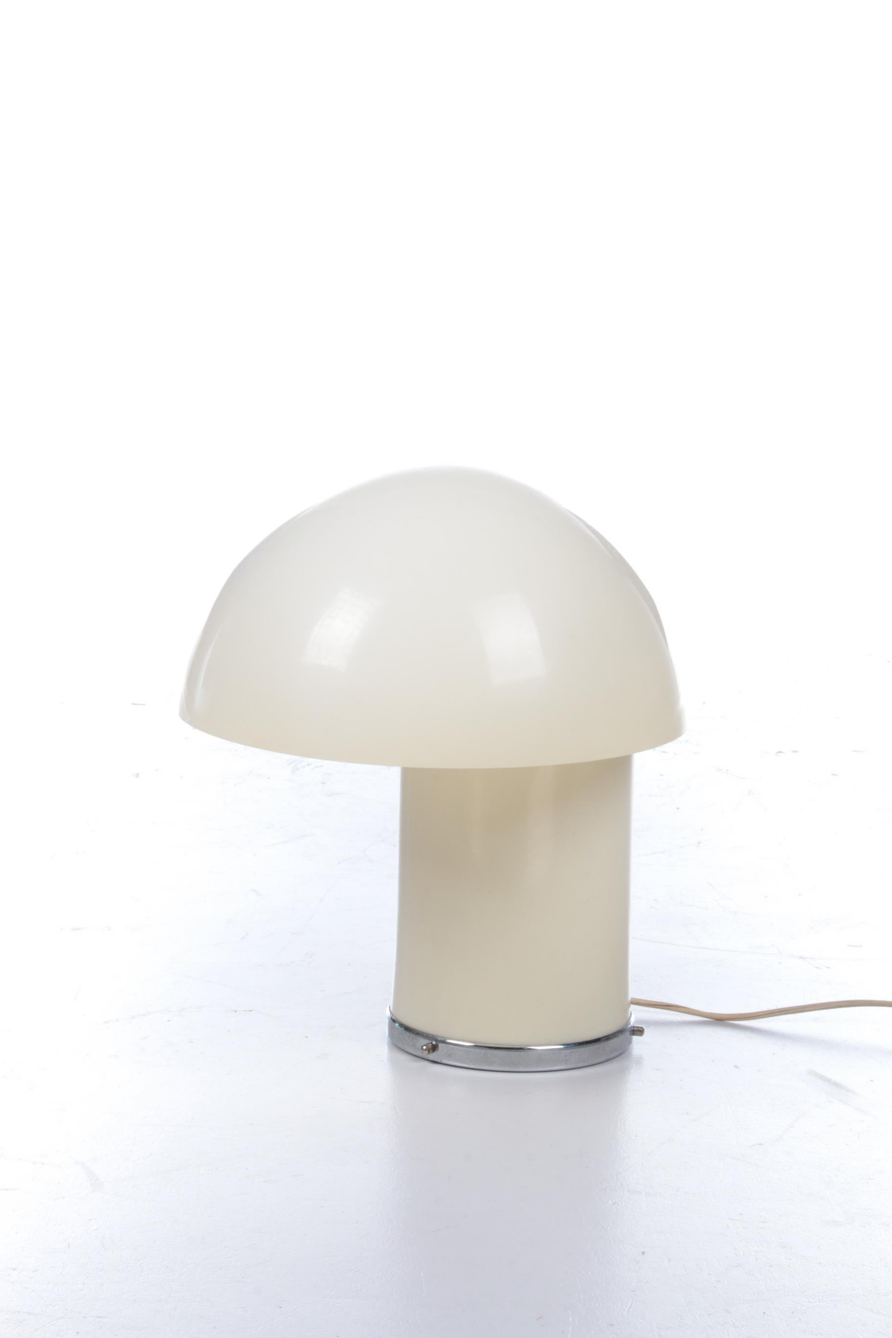 Vintage table lamp Verner Panton for Collezioni Longato Padova Model Leila.


A beautiful table lamp designed by Verner Panton and Marcello Siard.

The hat is fused with the trunk so that the lamp lights up in a very special way when it is